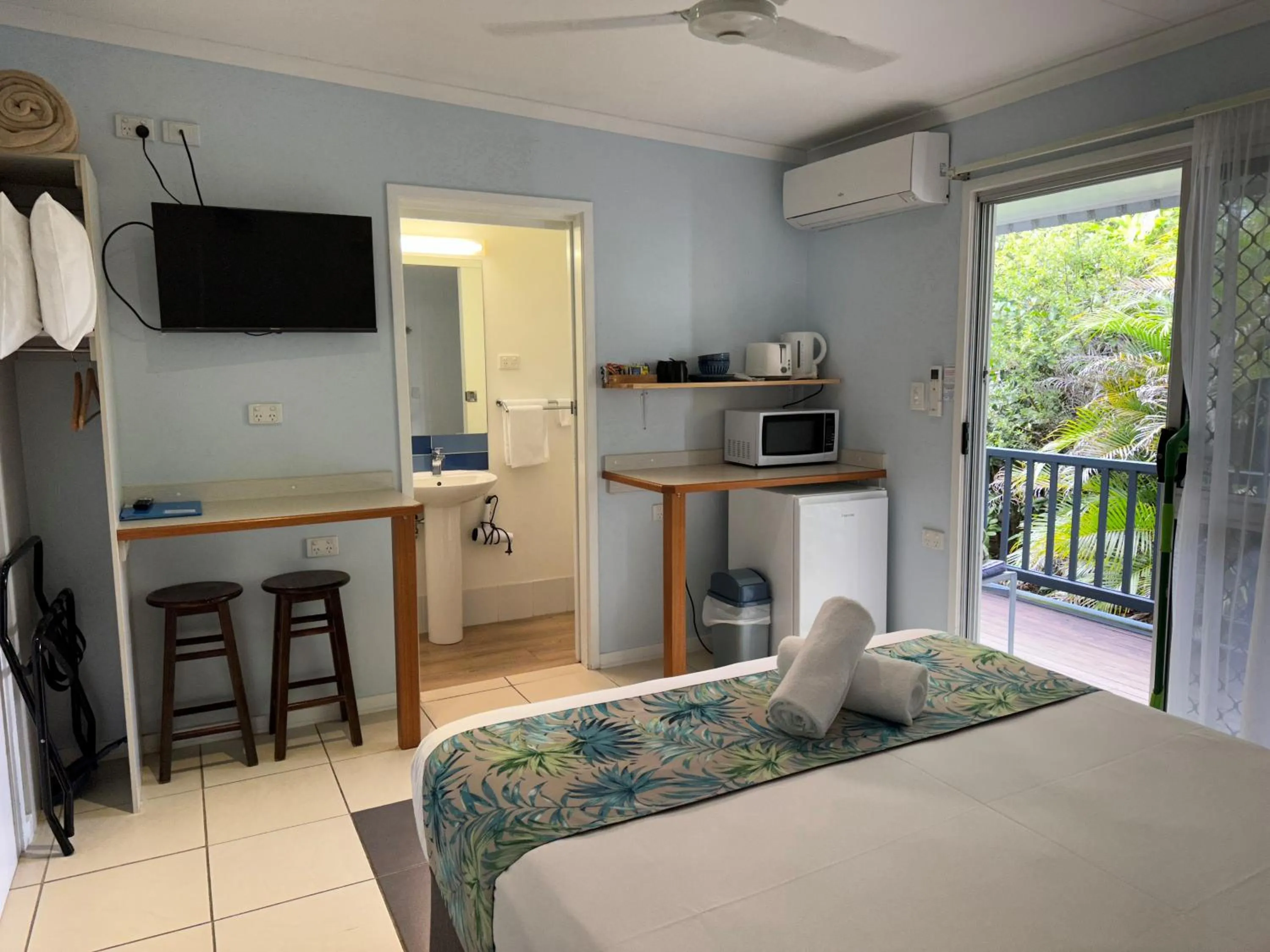 Kitchen or kitchenette, Bed in Cardwell Beachfront Motel