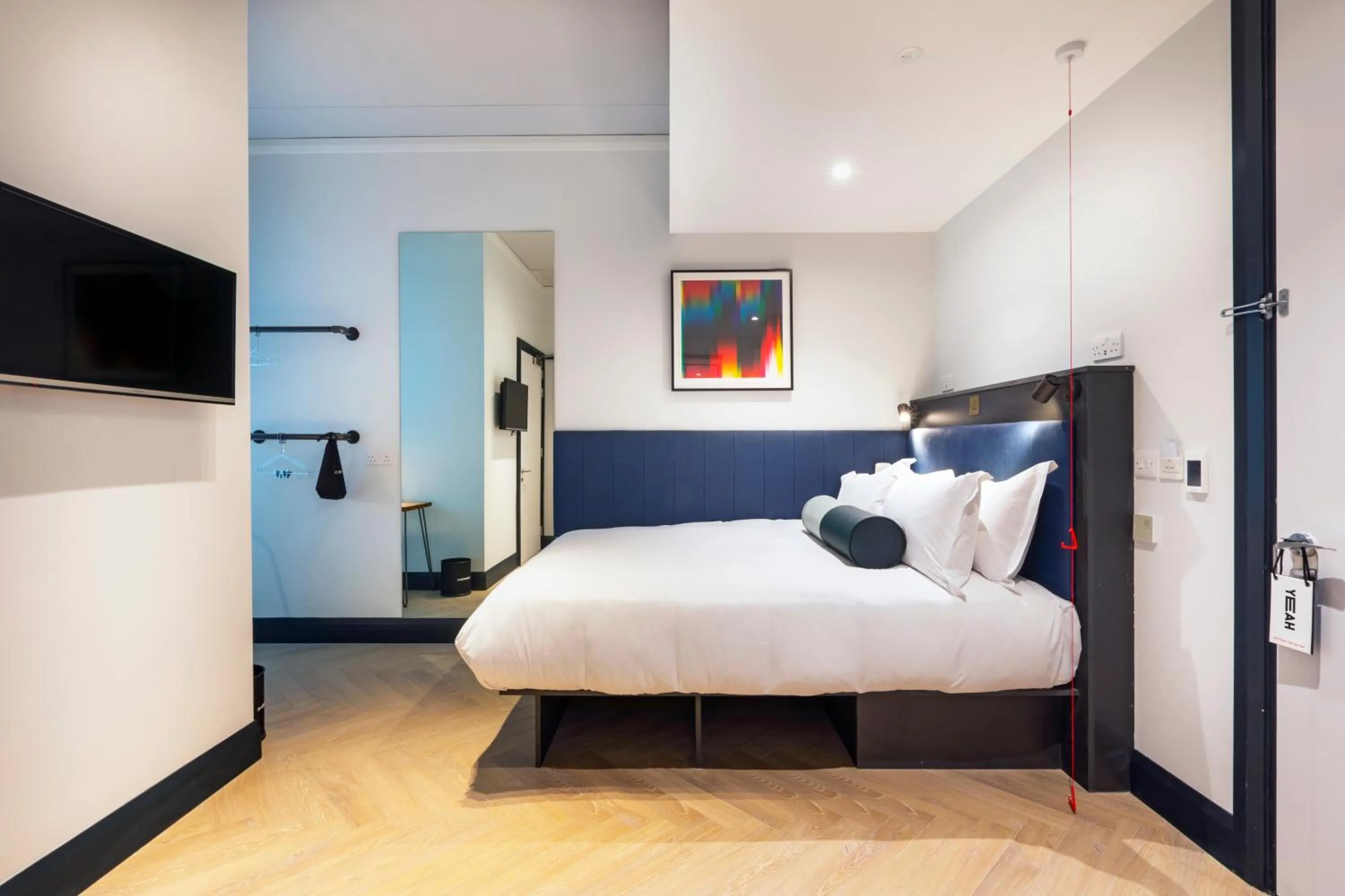 TV and multimedia, Bed in The Hendrick Smithfield