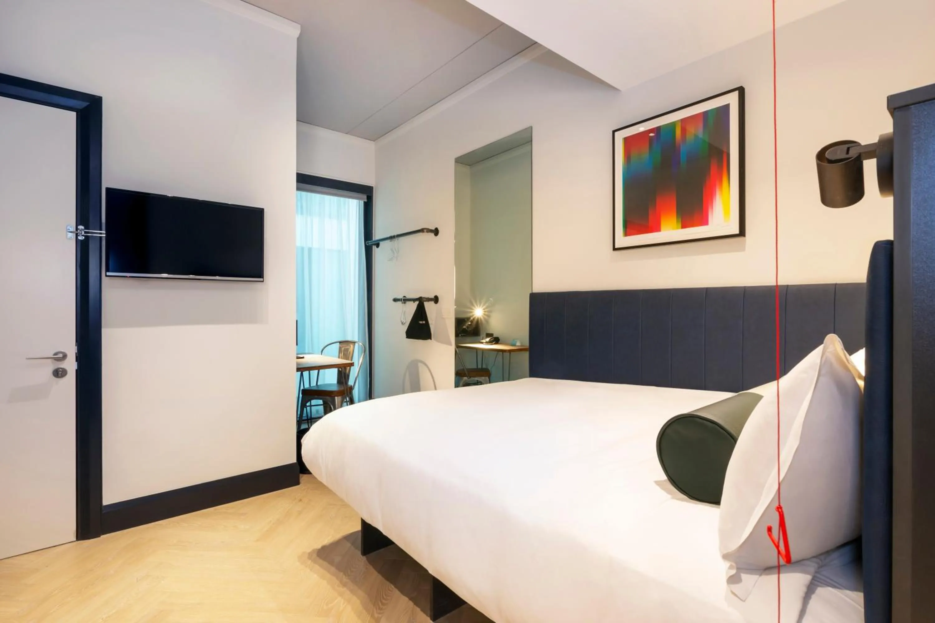 Photo of the whole room, Bed in The Hendrick Smithfield