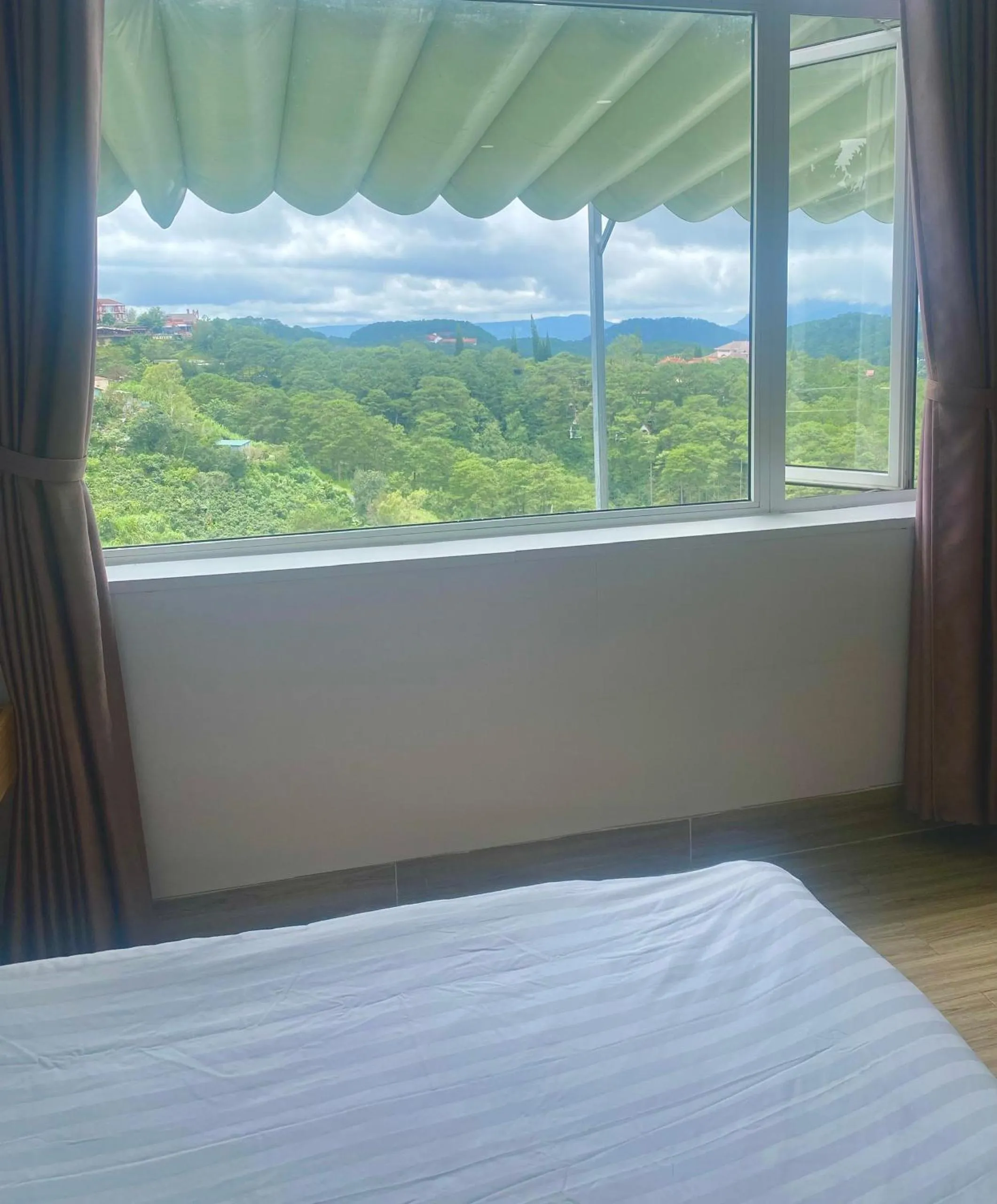 Mountain view, Bed in Lacami Dalat Hotel