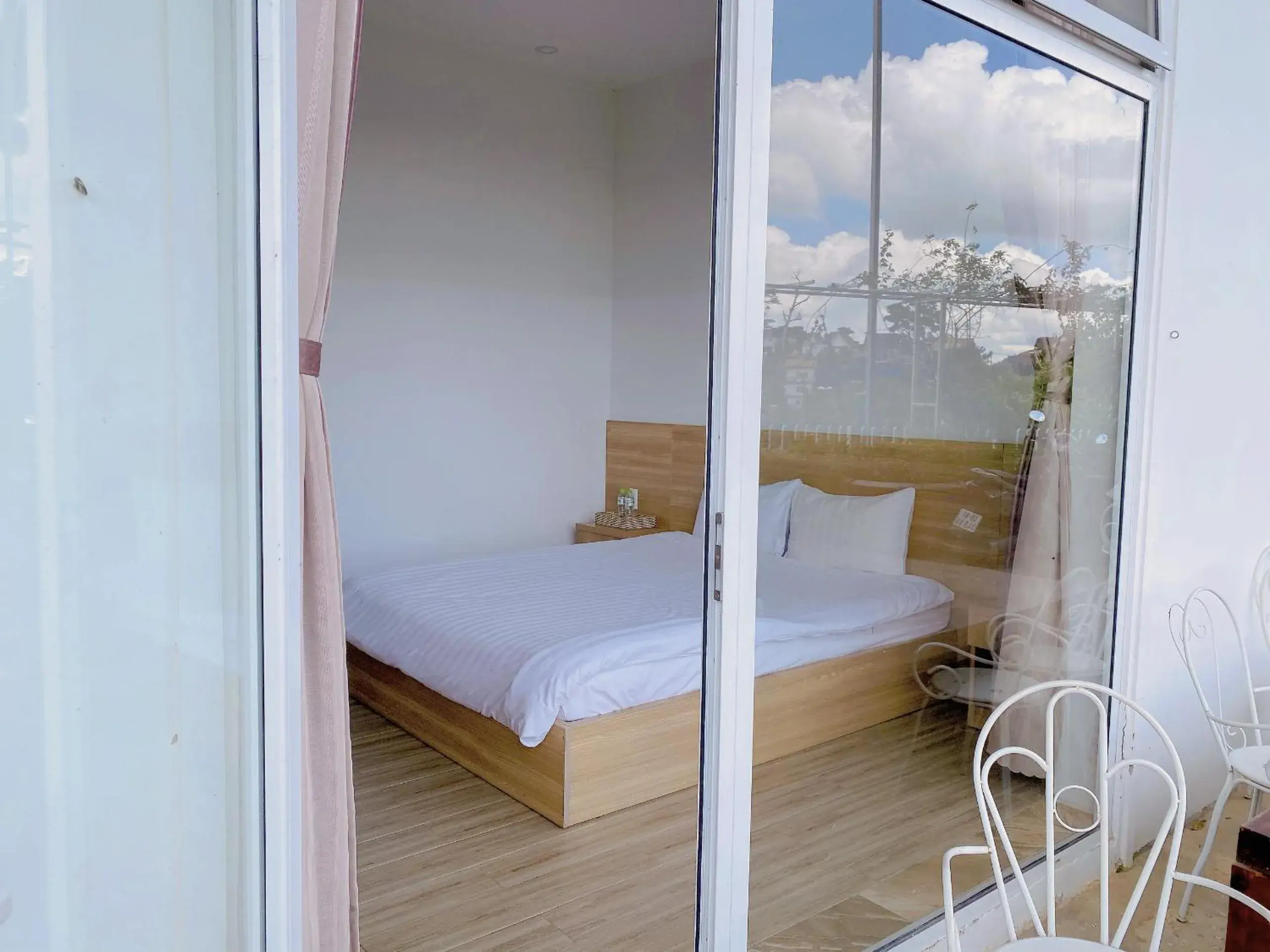 Double Room with Mountain View in Lacami Dalat Hotel Double Room with Mountain View in Lacami Dalat Hotel