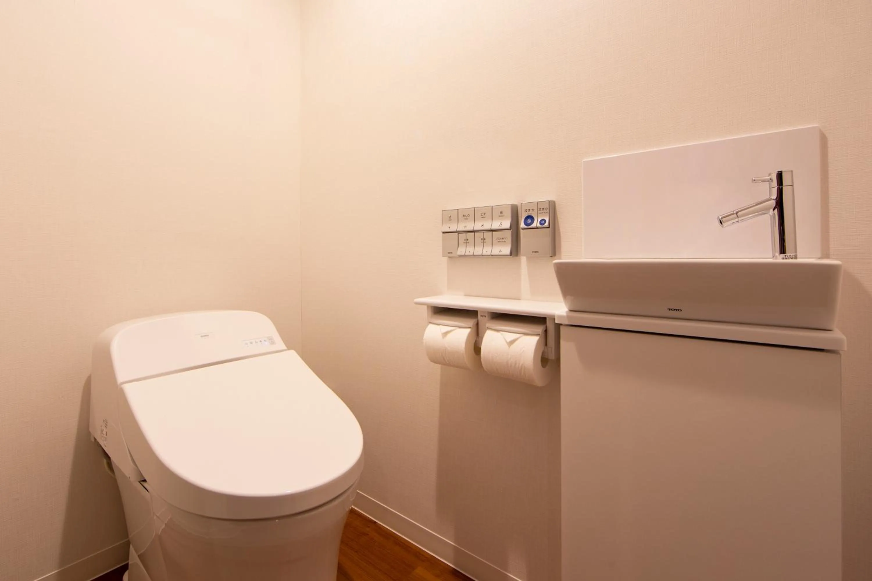 Toilet in karaksa hotel grande Shin-Osaka Tower