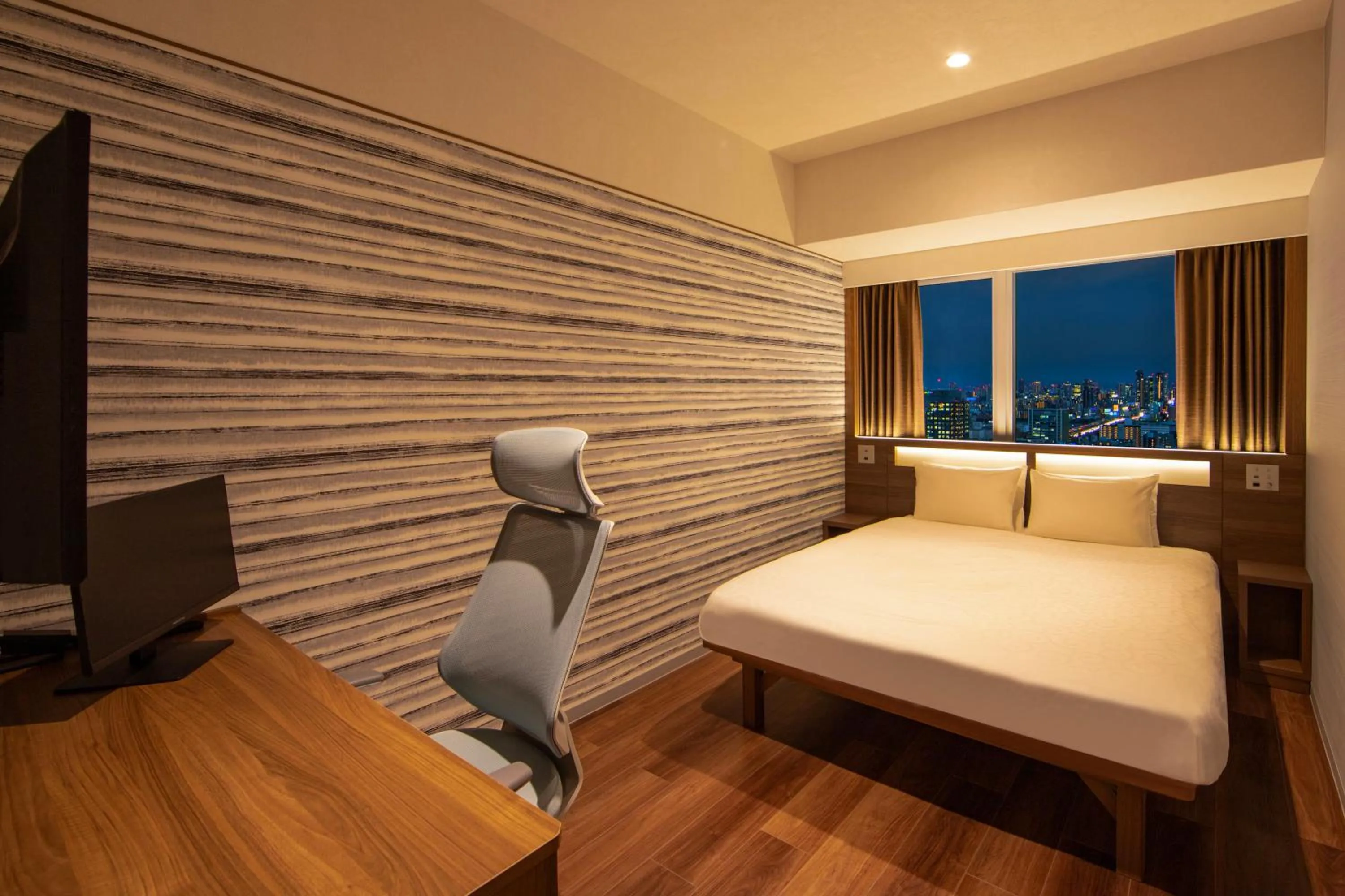 Photo of the whole room, Bed in karaksa hotel grande Shin-Osaka Tower