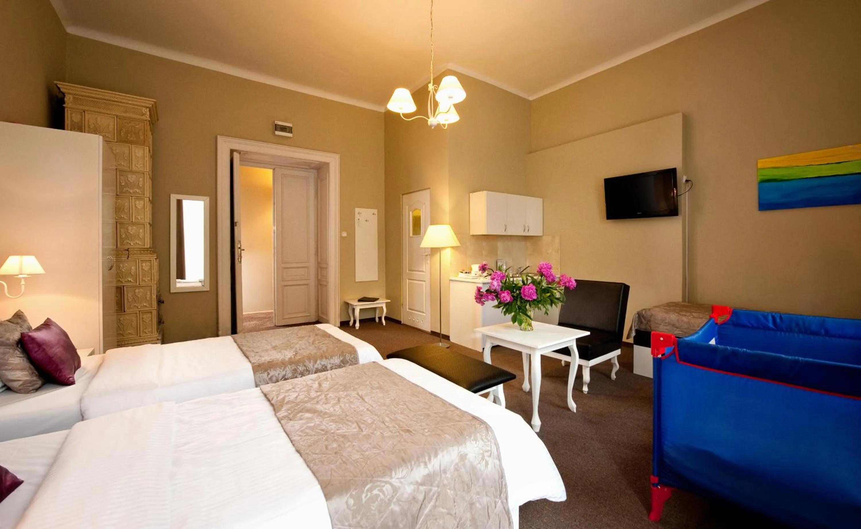 Kitchen or kitchenette, Bed in Leone Aparthotel