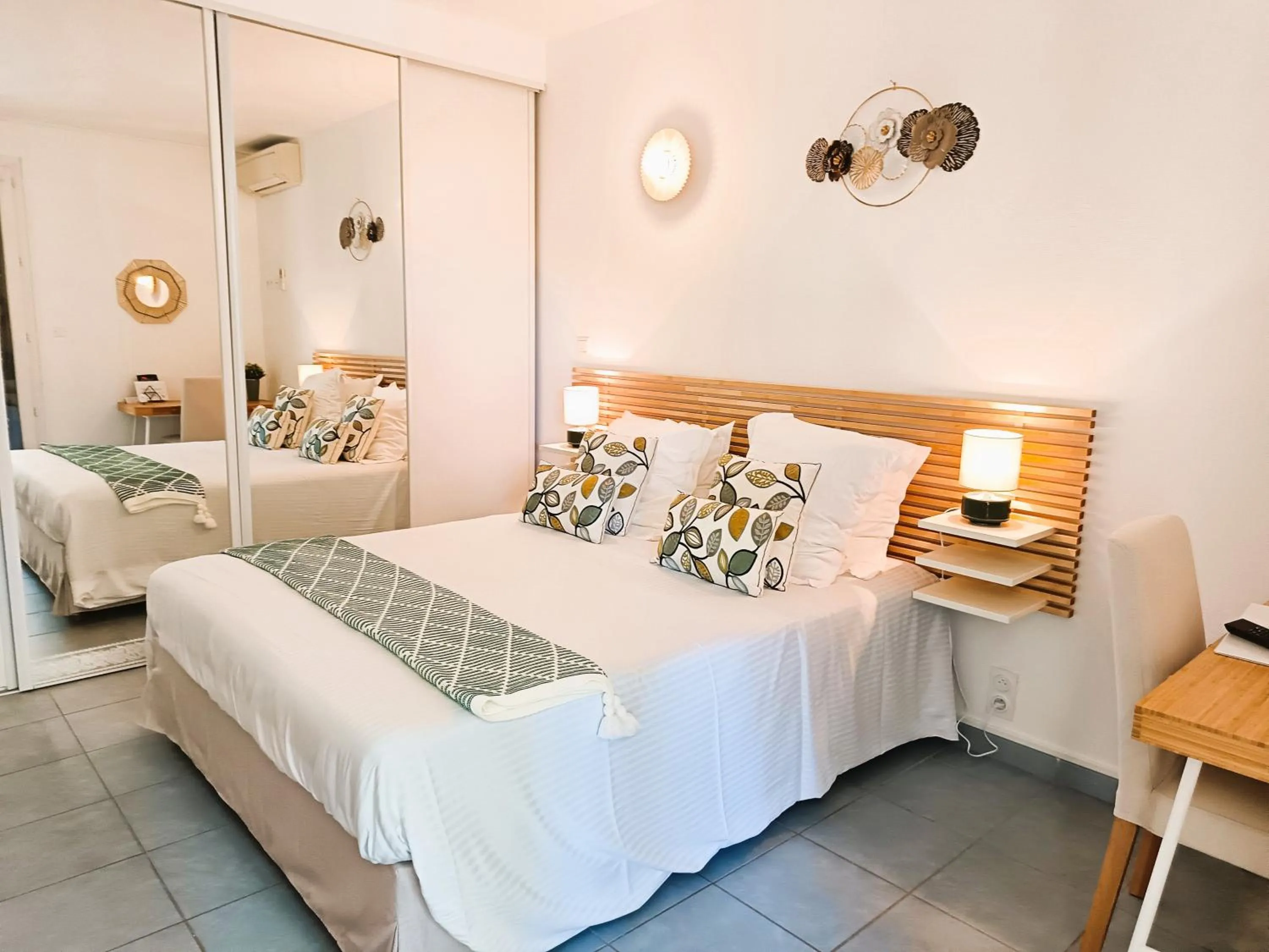 Bedroom, Bed in Hôtel Le Méditerranée