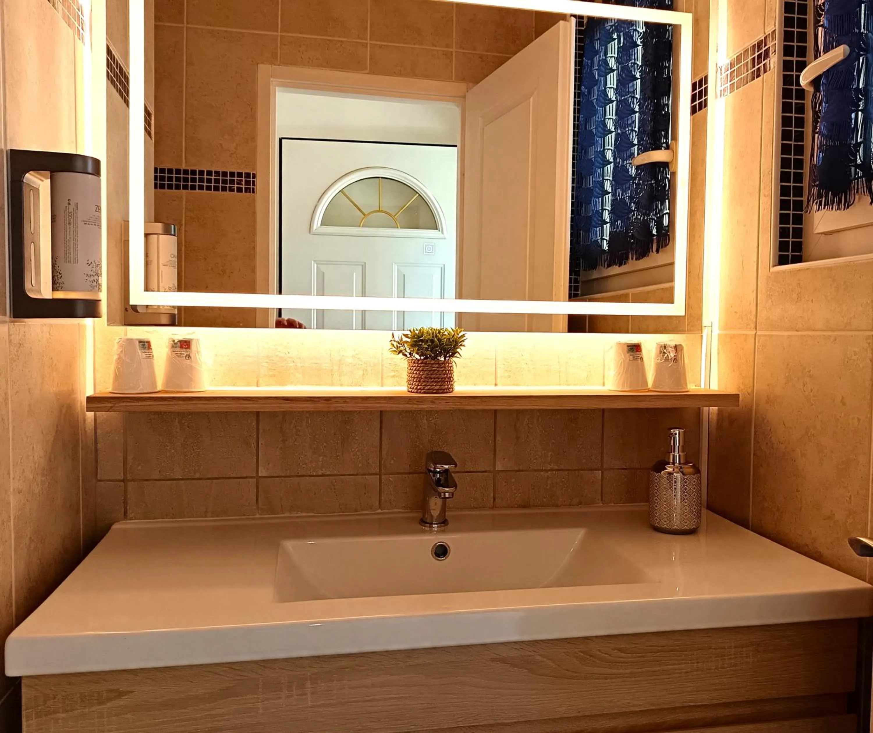 Bathroom in Hôtel Le Méditerranée