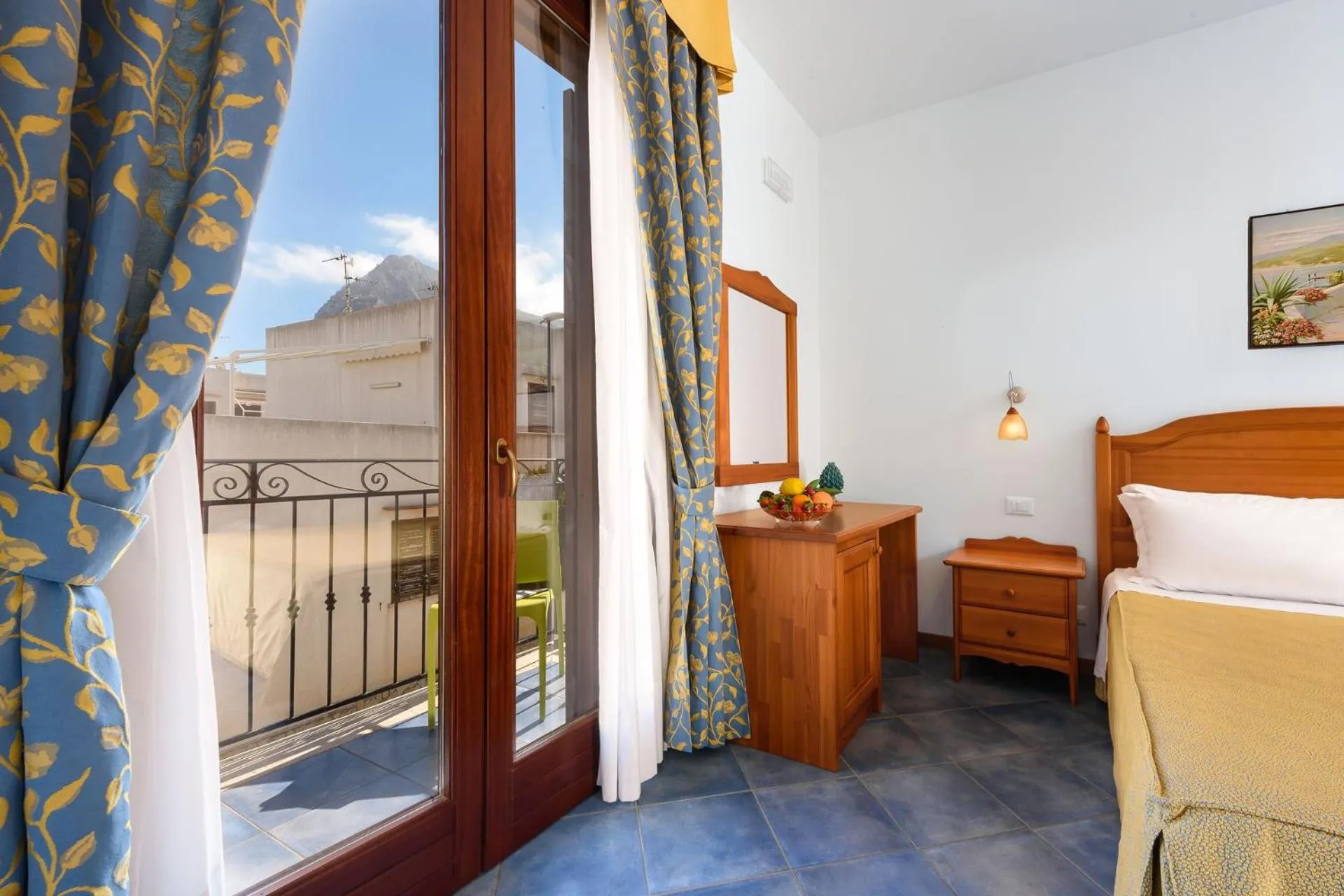 Balcony/Terrace, Bed in La Meridiana Hotel