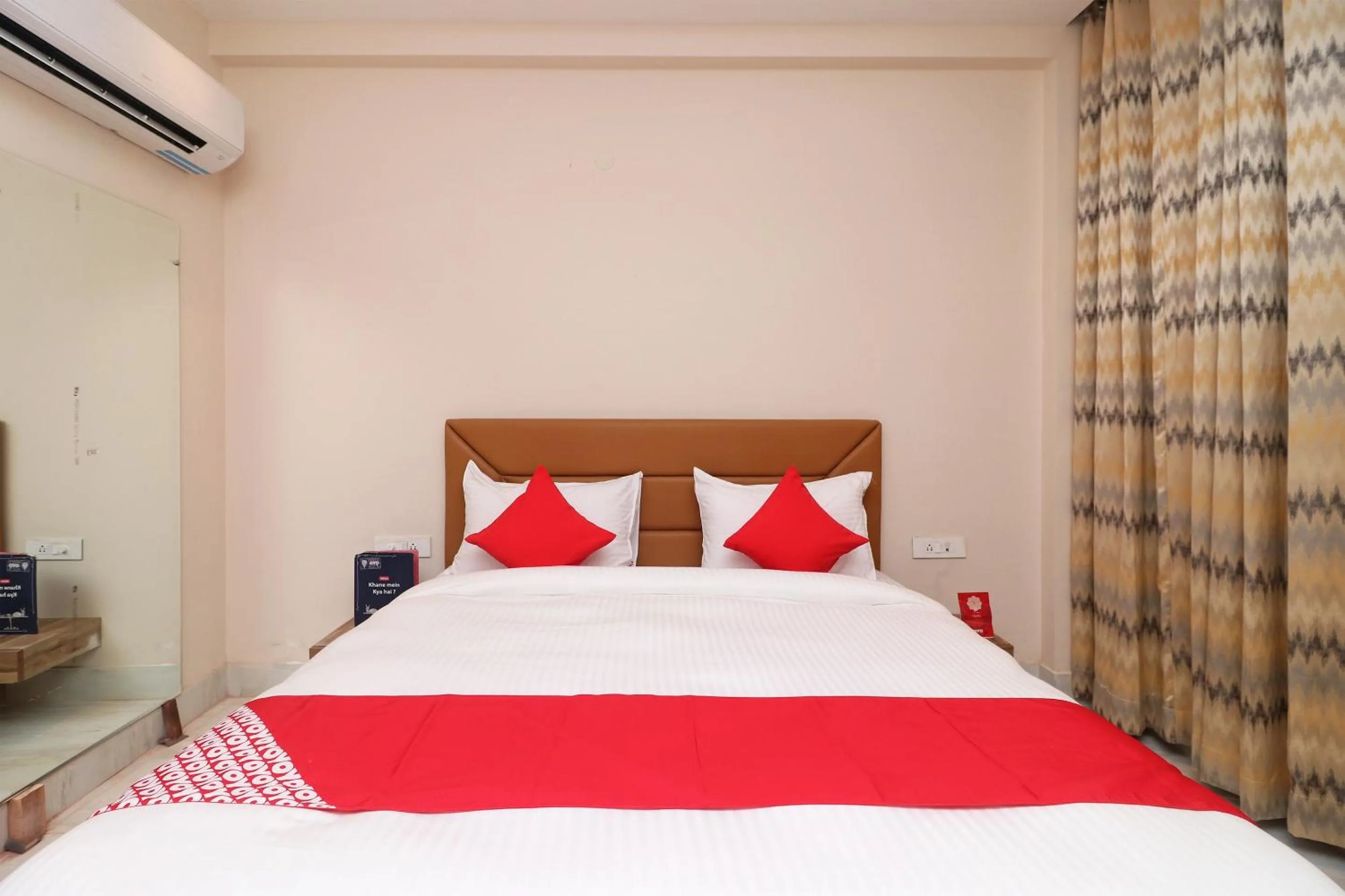 Bedroom, Bed in Hotel O Brent wood