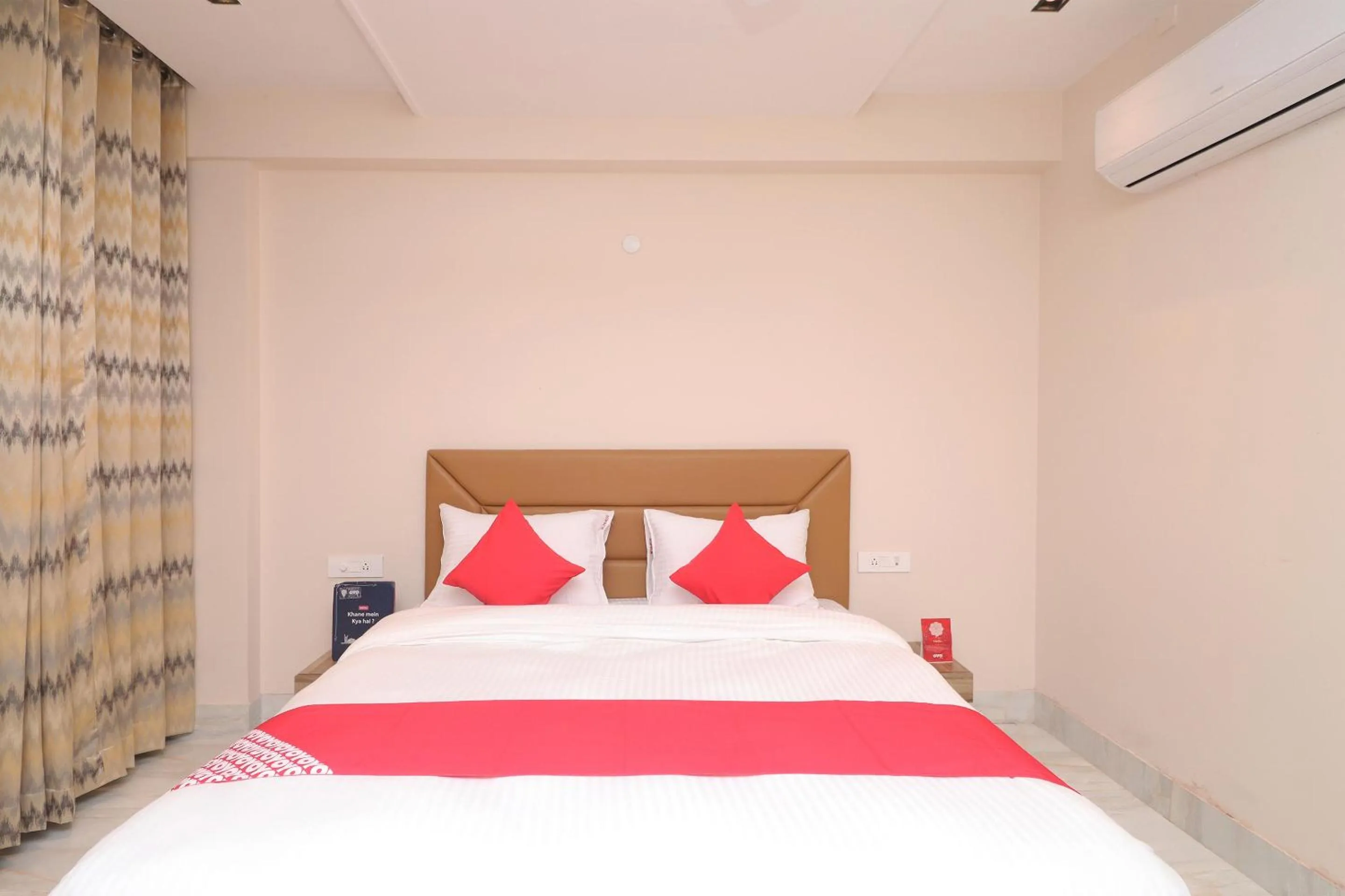 Bedroom, Bed in Hotel O Brent wood