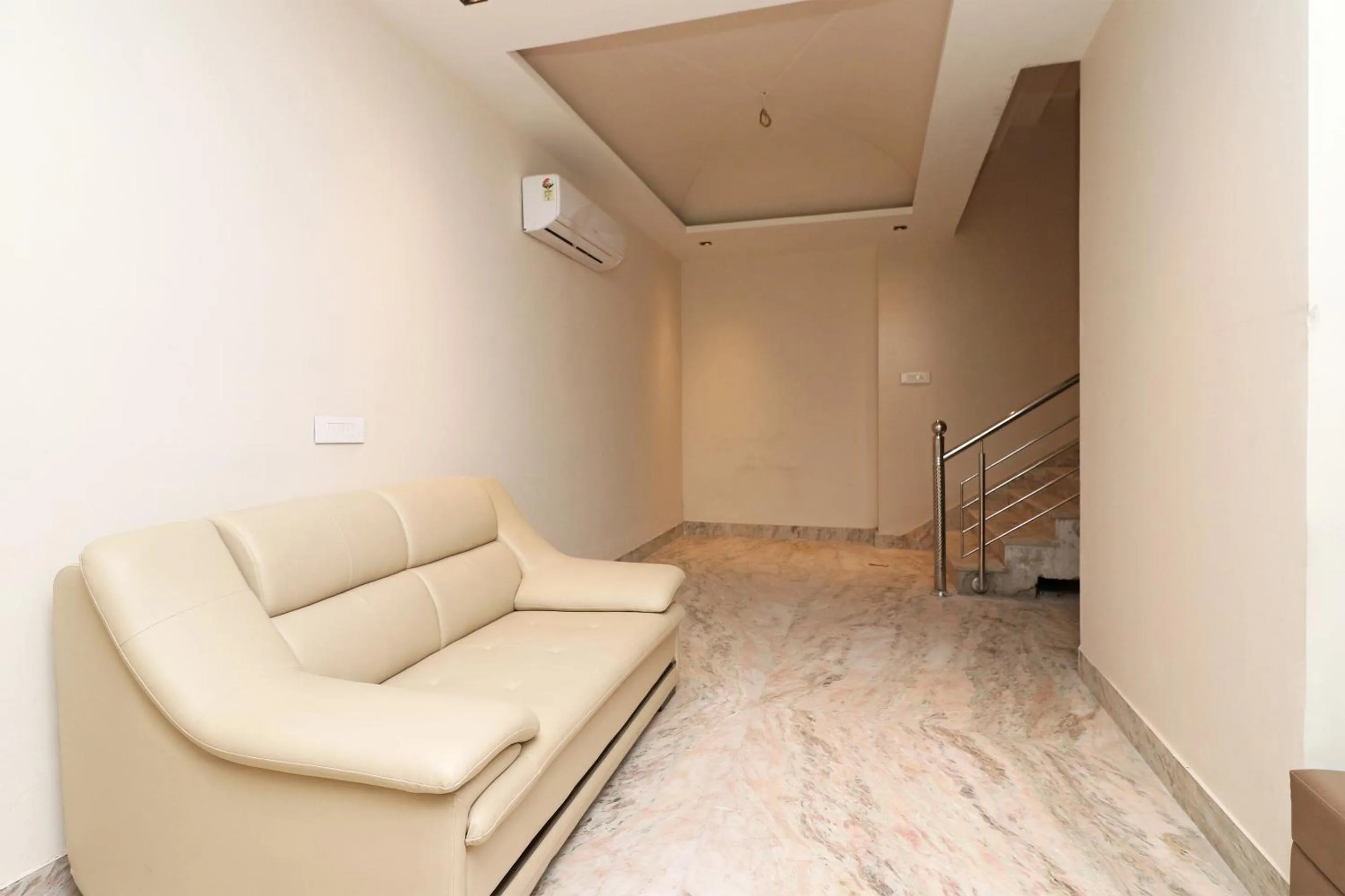 Lobby or reception in Hotel O Brent wood