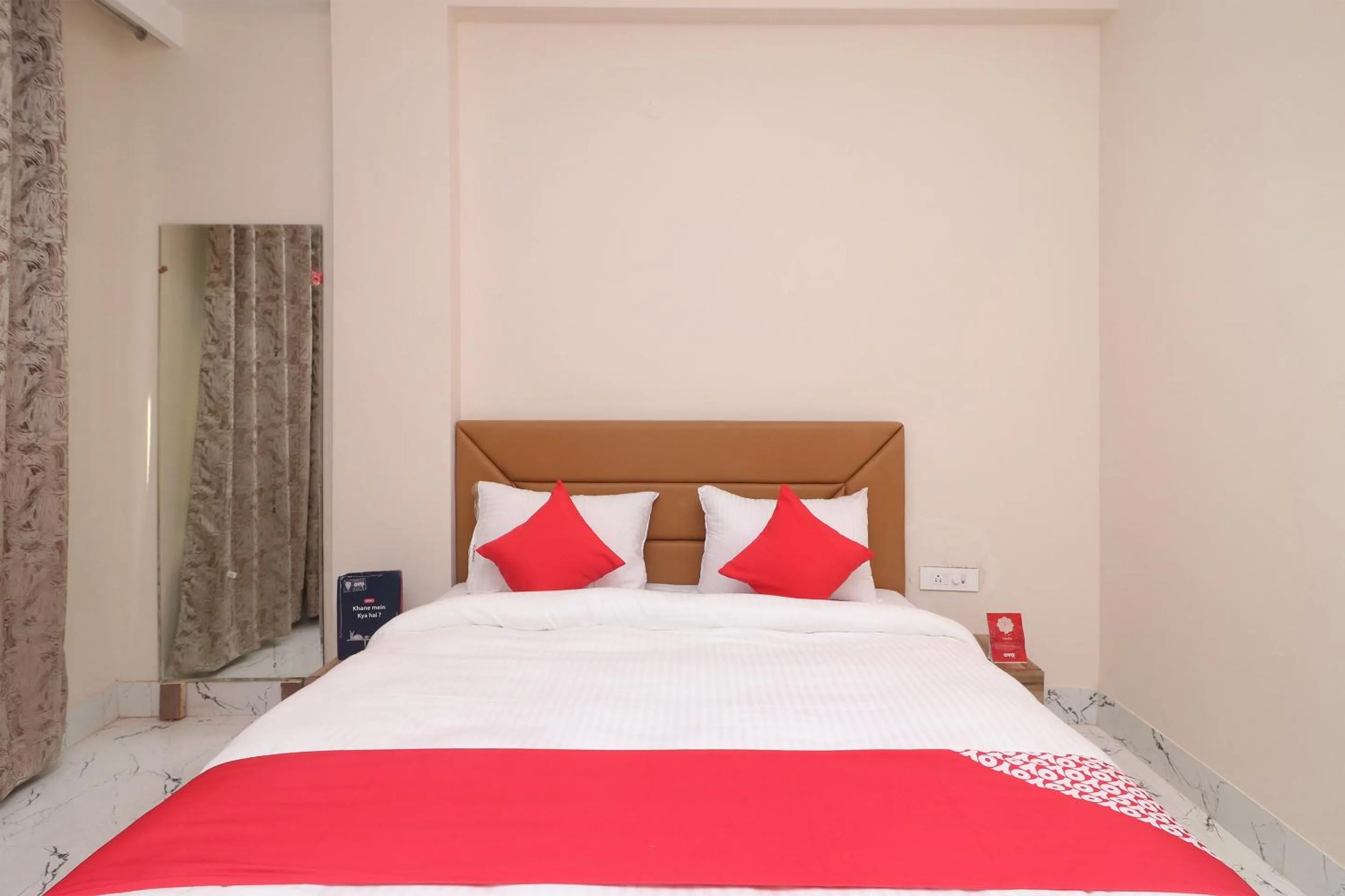 Bedroom, Bed in Hotel O Brent wood