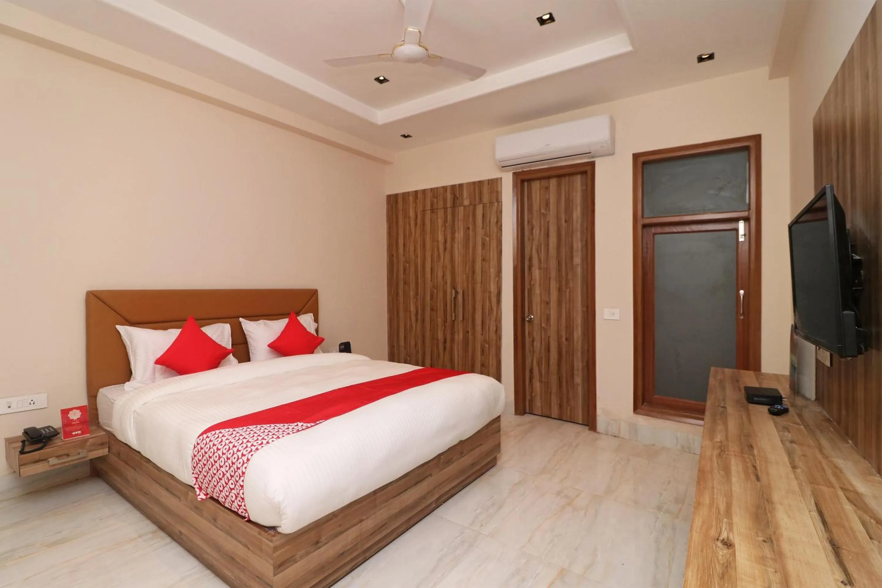 Bedroom, Bed in Hotel O Brent wood