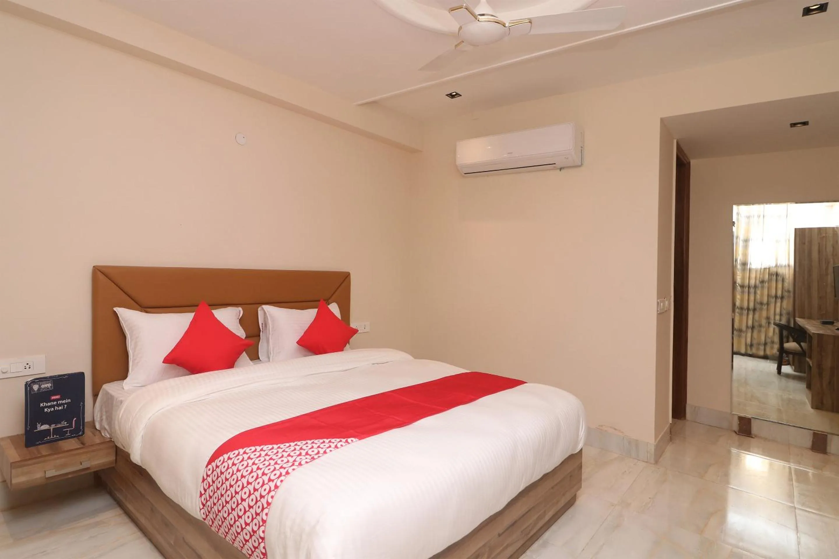 Bedroom, Bed in Hotel O Brent wood