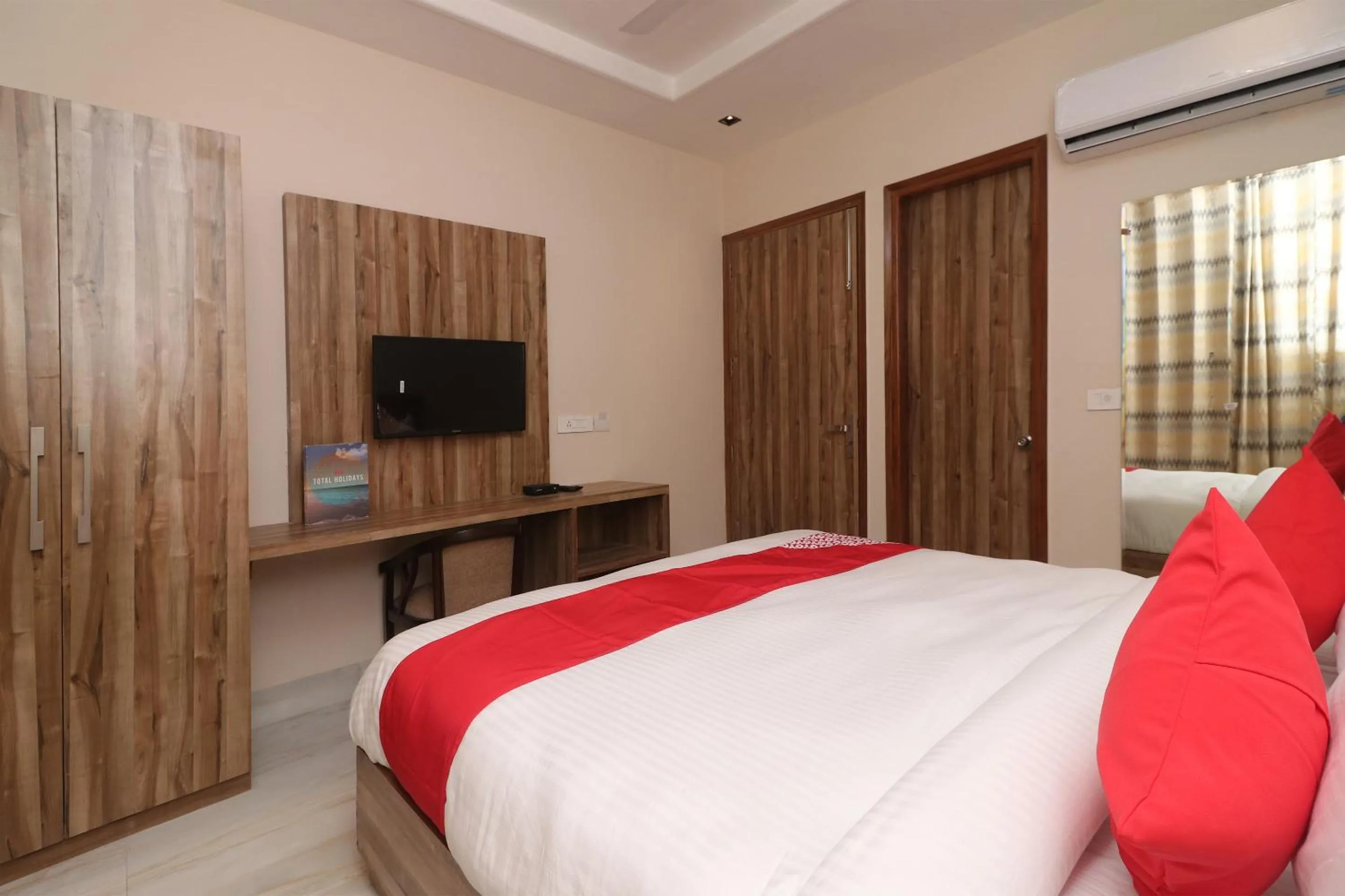 Bedroom, Bed in Hotel O Brent wood