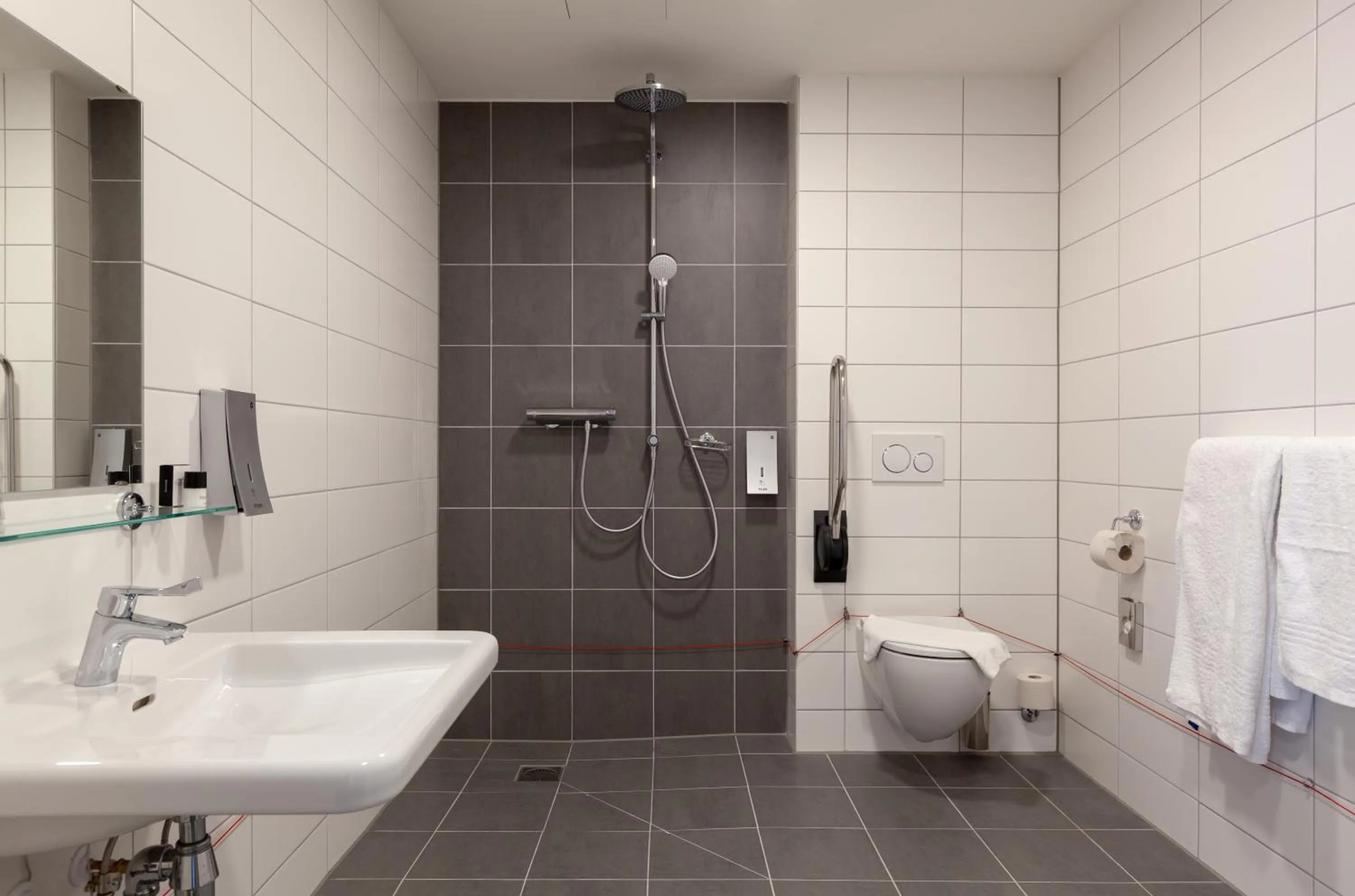 Shower in Best Western Plus Hotel Amstelveen