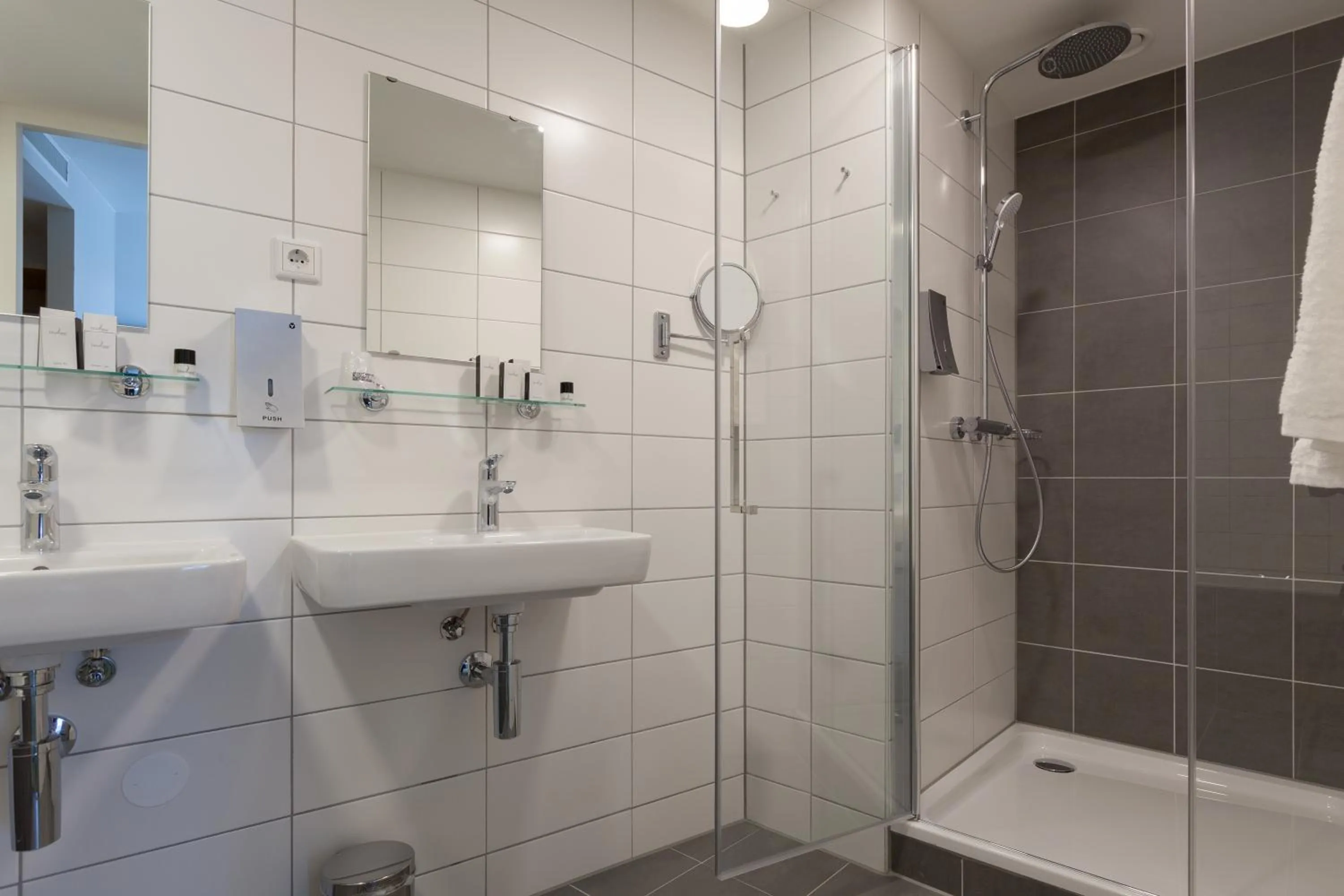 Shower in Best Western Plus Hotel Amstelveen