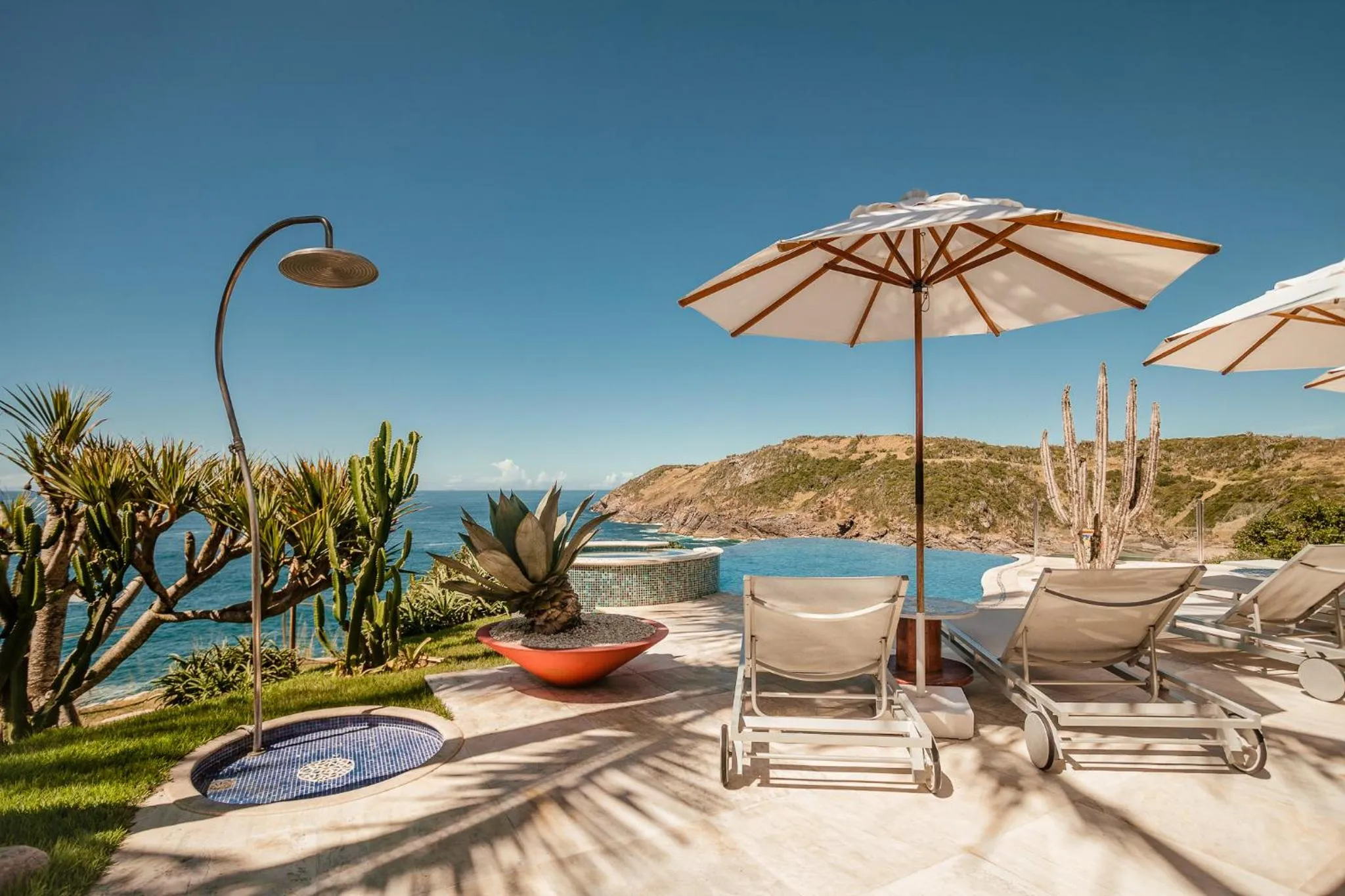 Swimming pool in Cliffside Luxury Inn