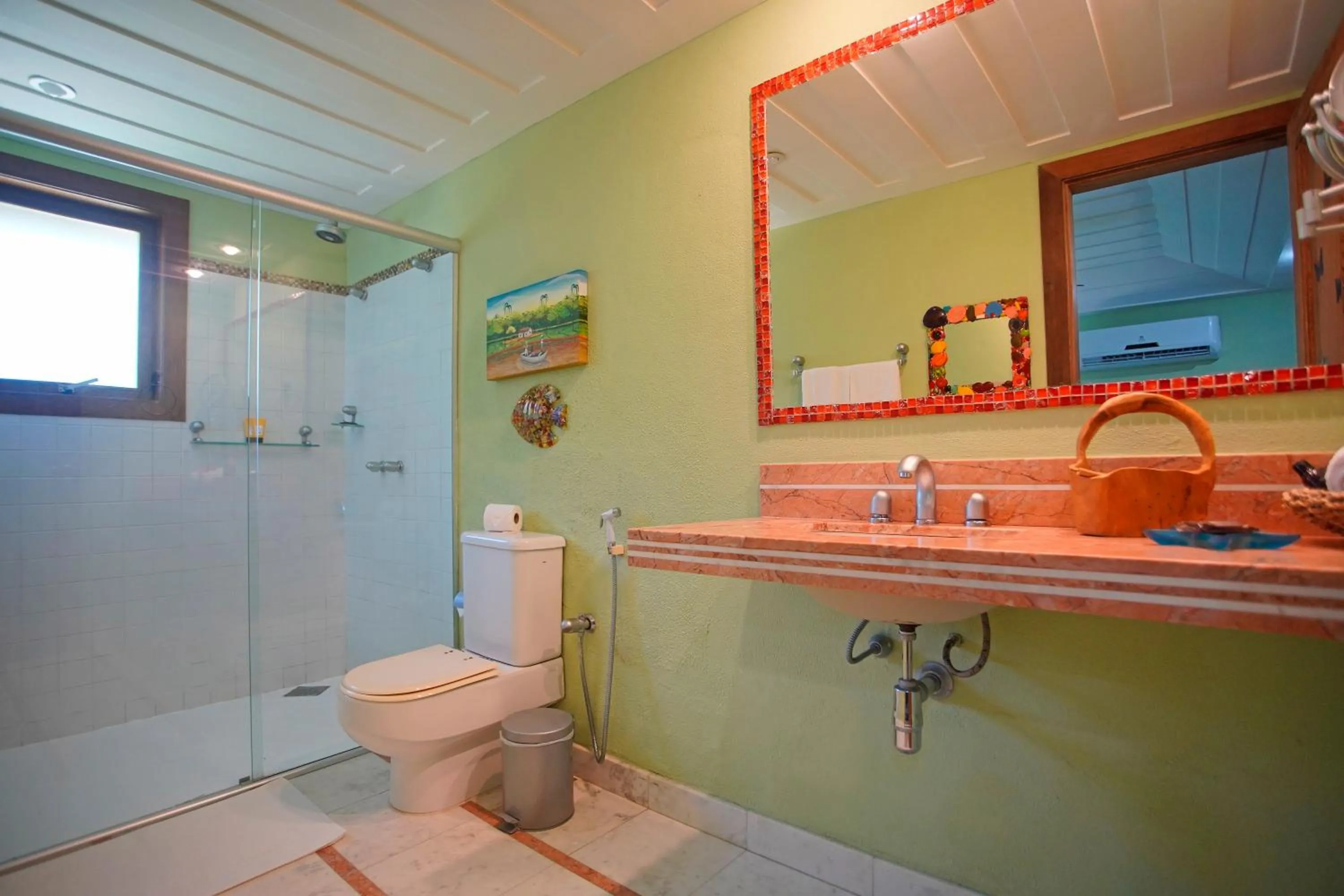 Toilet in Cliffside Luxury Inn