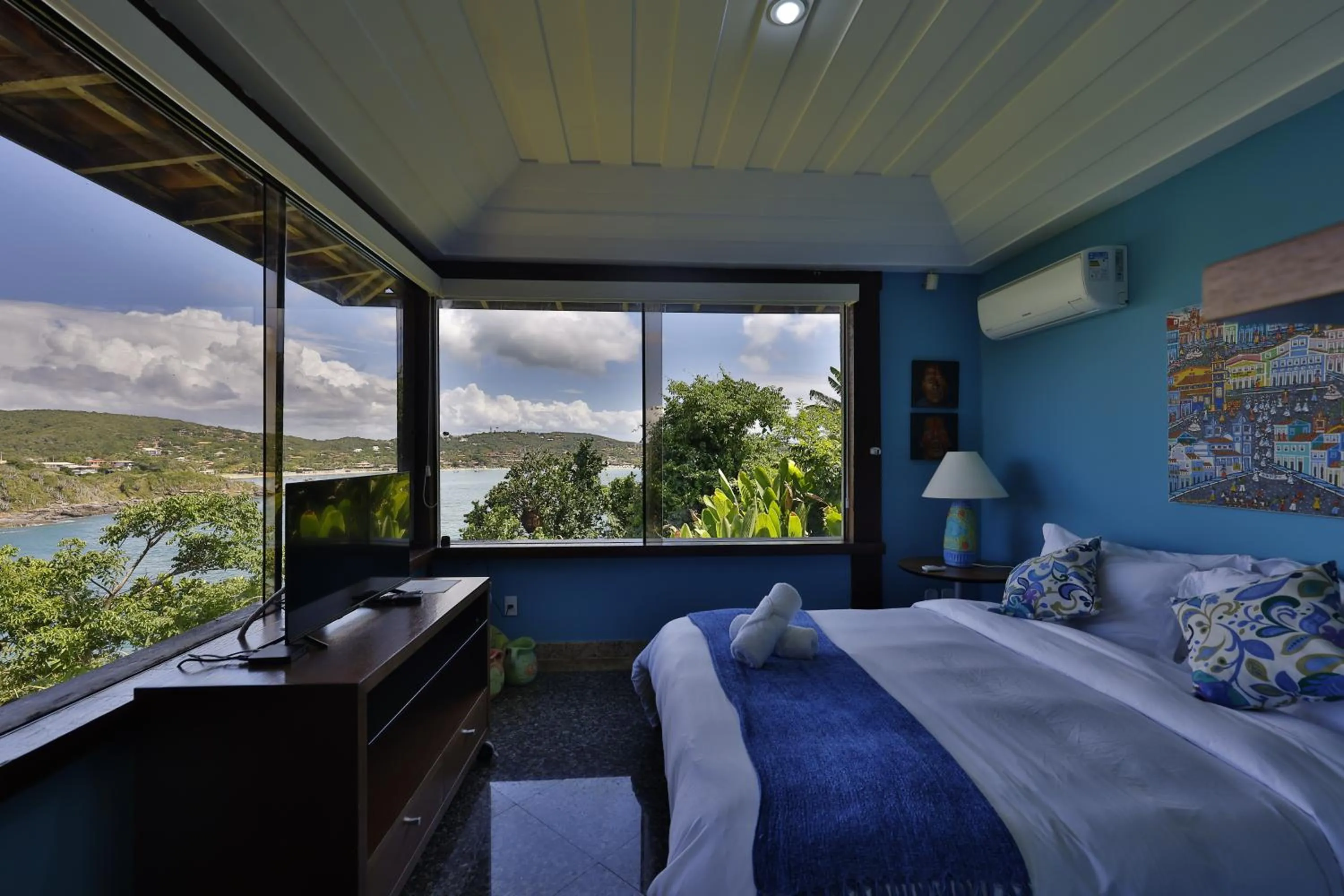 Bed in Cliffside Luxury Inn