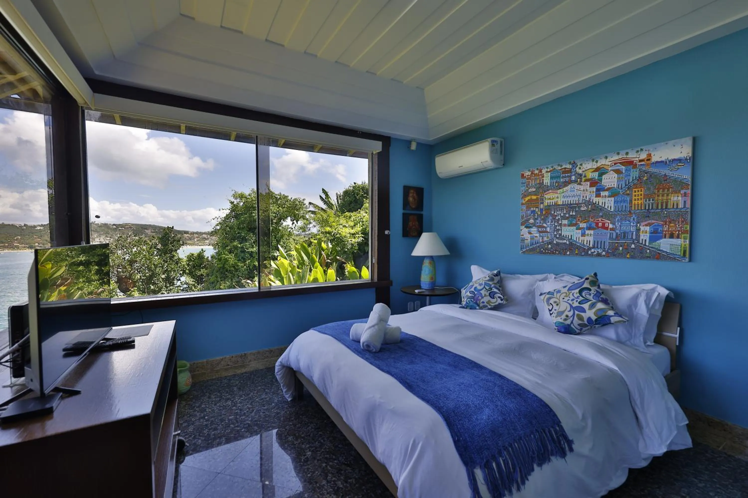 TV and multimedia, Bed in Cliffside Luxury Inn