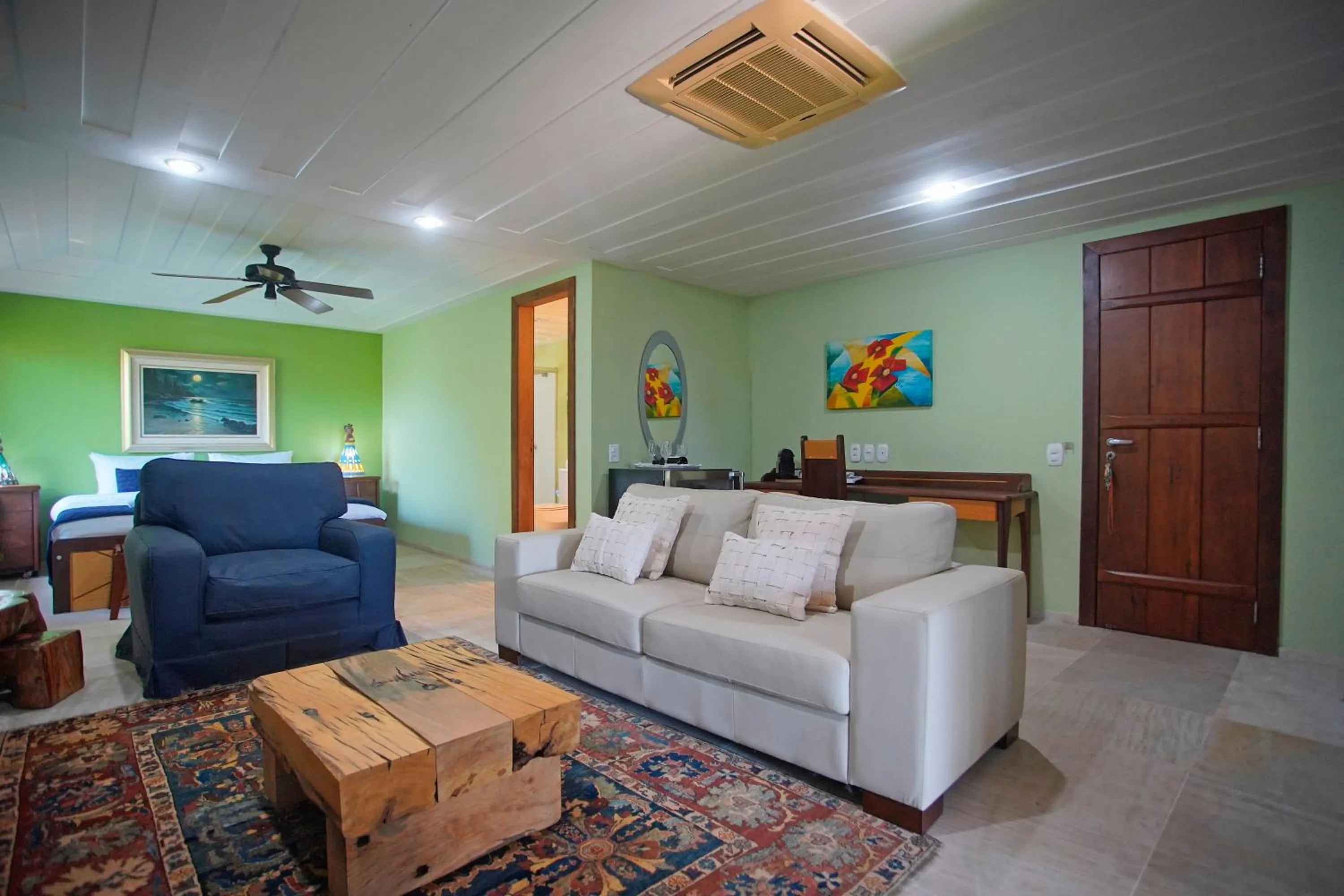 Living room in Cliffside Luxury Inn