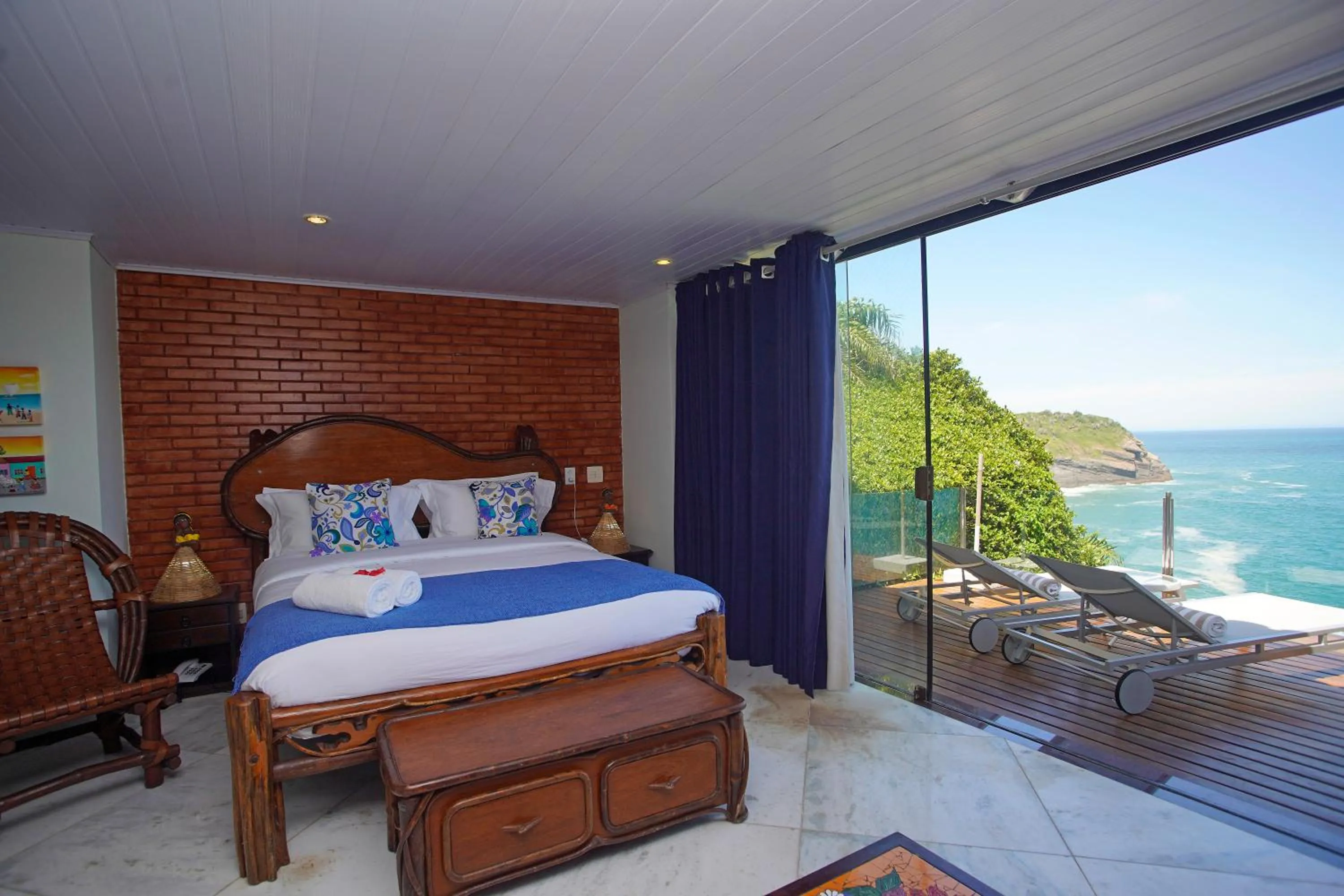 Photo of the whole room, Bed in Cliffside Luxury Inn