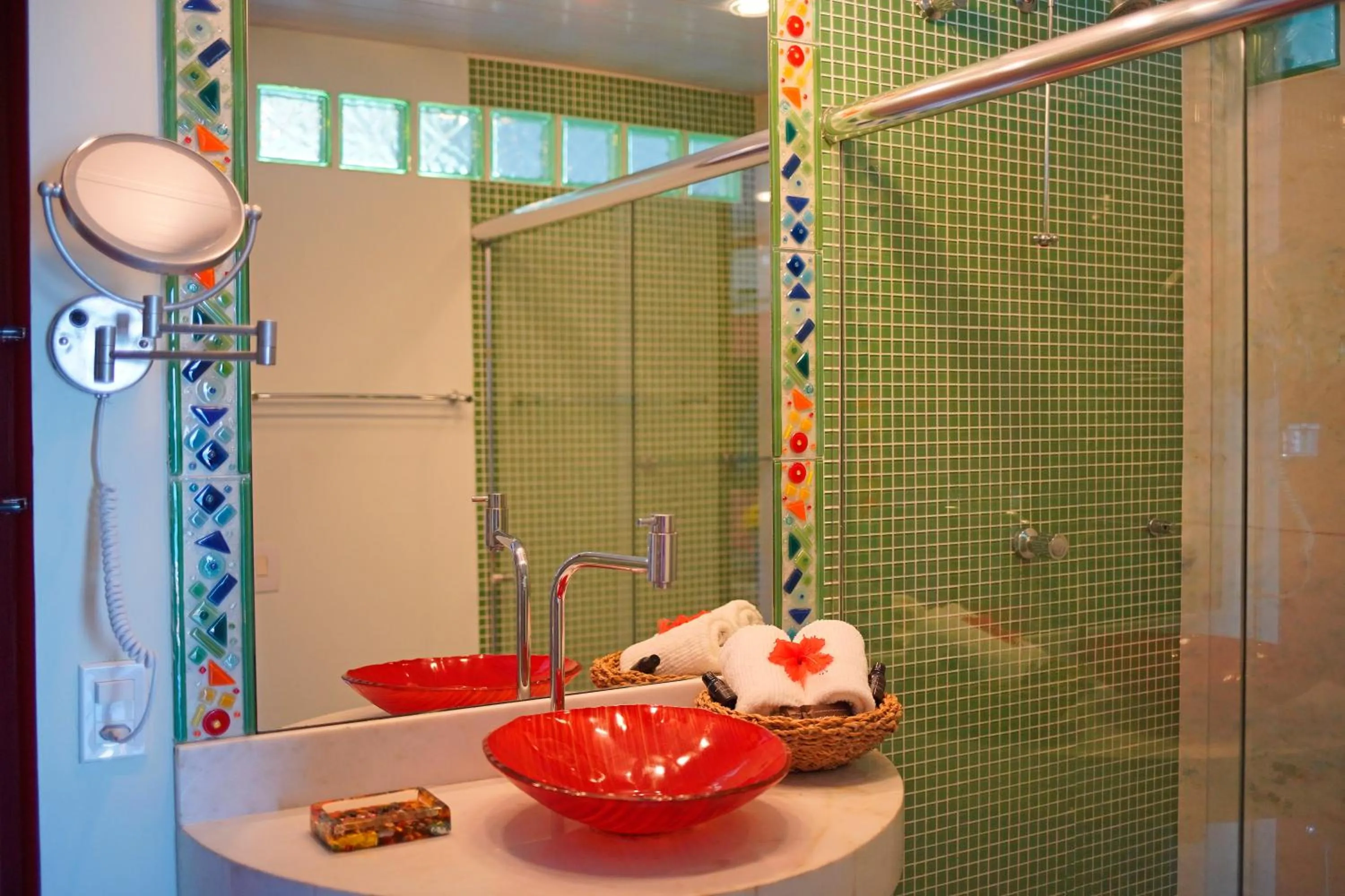 Toilet in Cliffside Luxury Inn