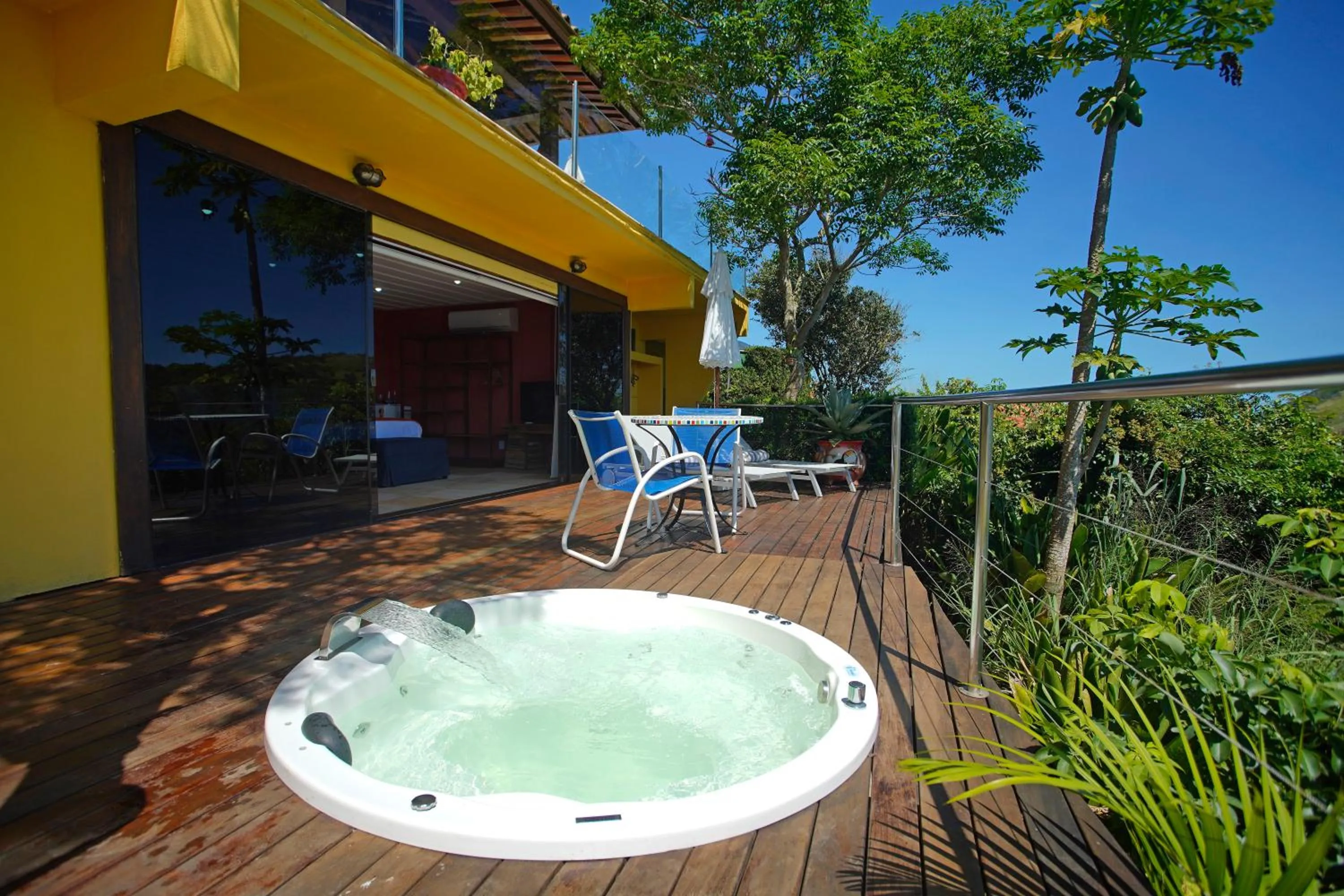 Hot Tub in Cliffside Luxury Inn