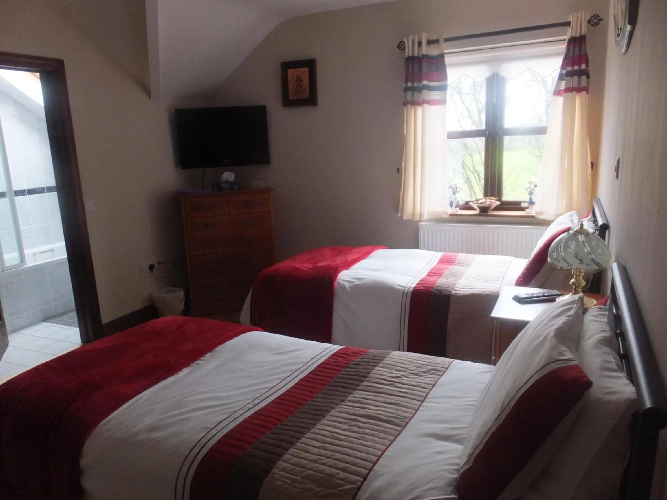 Photo of the whole room, Bed in Murray's Mountain View