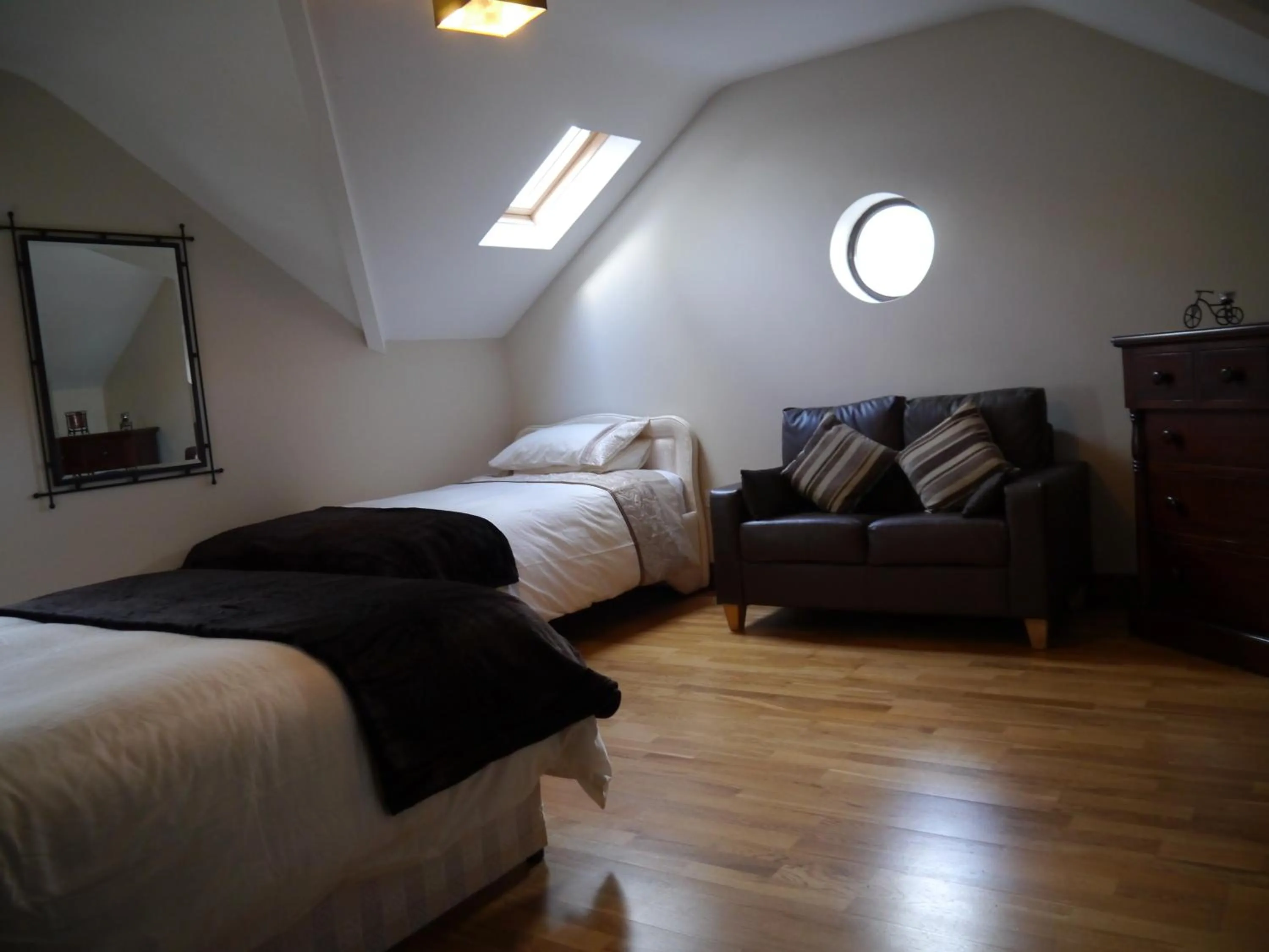 Photo of the whole room, Bed in Murray's Mountain View