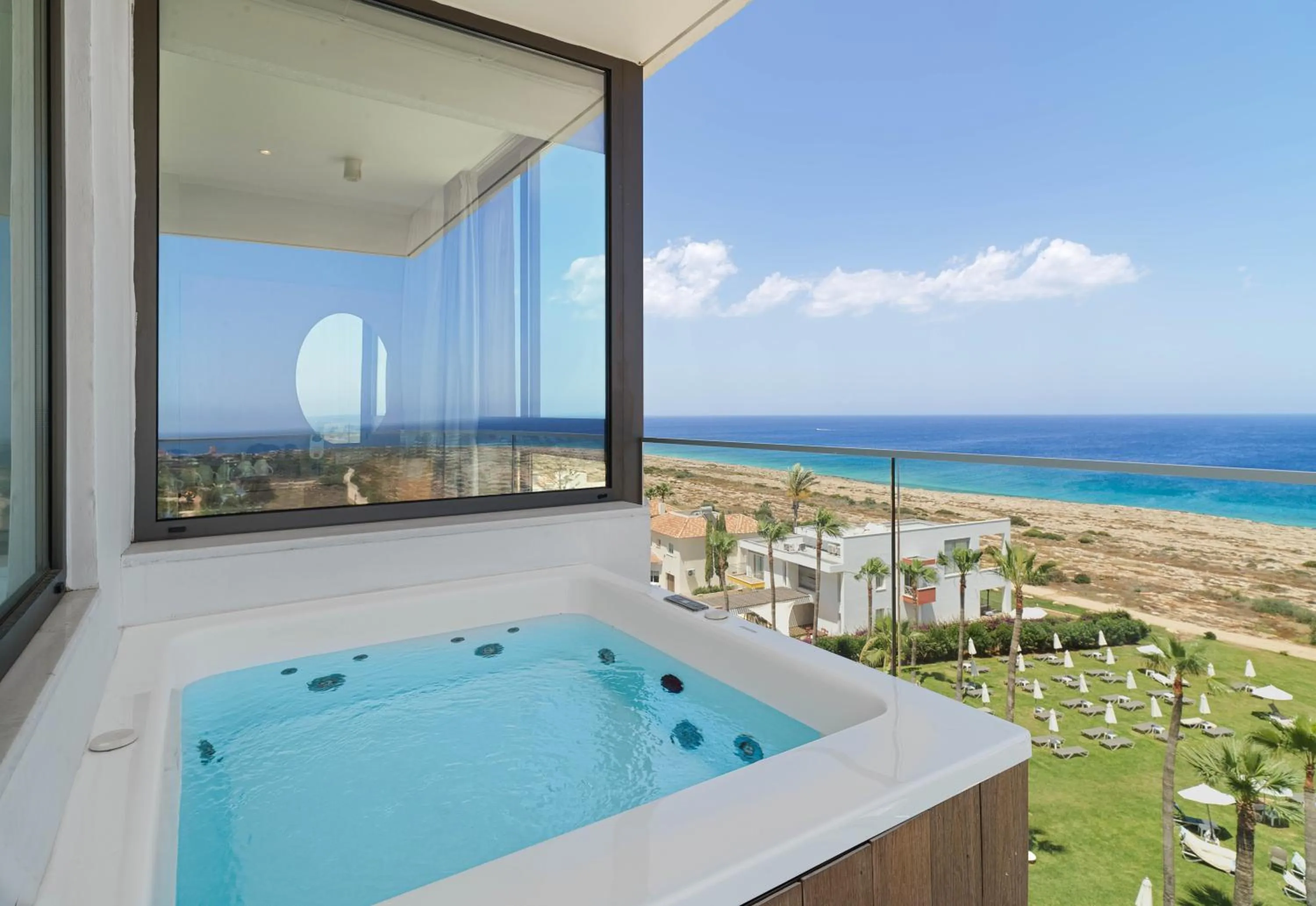 Hot Tub in Leonardo Crystal Cove Hotel & Spa – Adults only