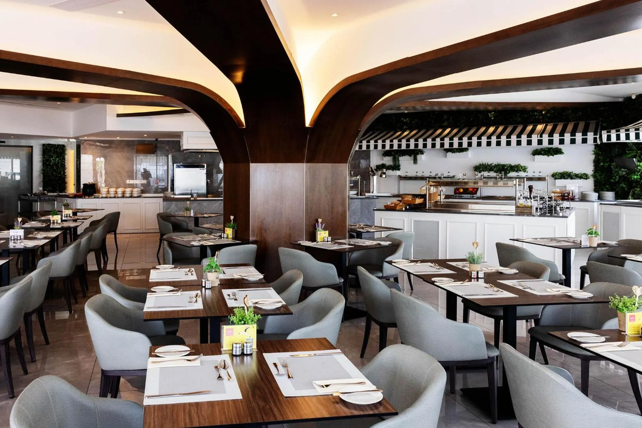 Restaurant/places to eat in Leonardo Crystal Cove Hotel & Spa – Adults only