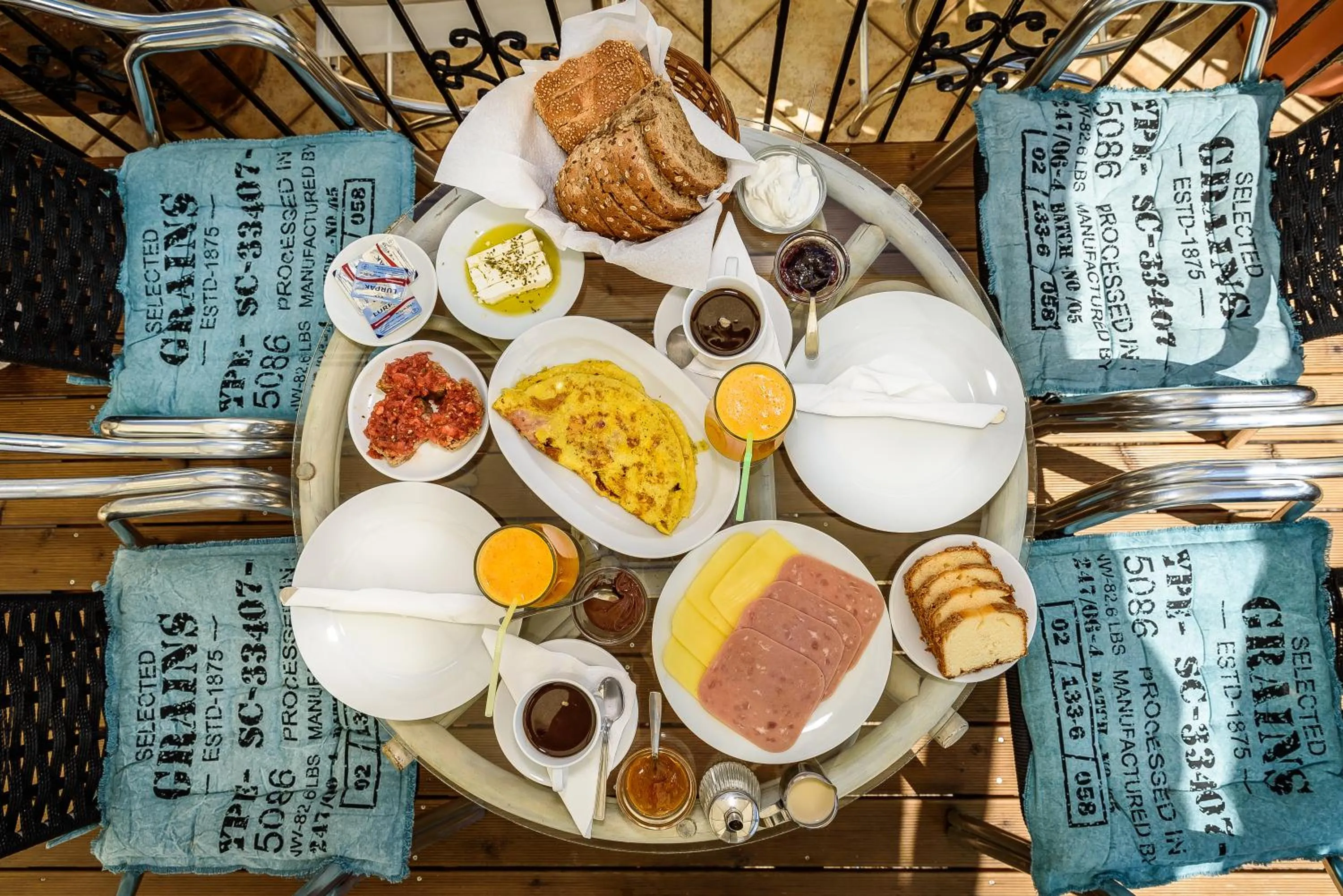 Restaurant/places to eat in Irinoula Dreams