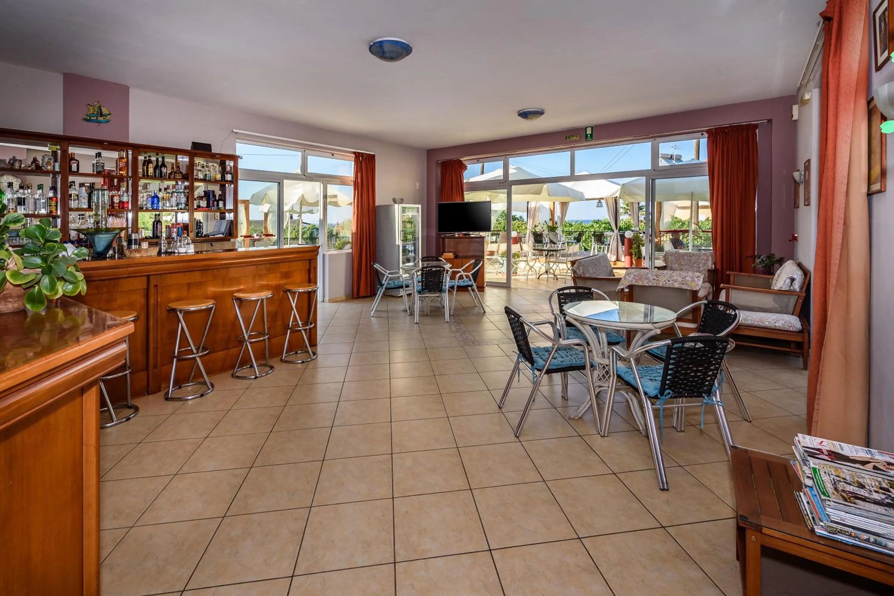 Communal lounge/ TV room in Irinoula Dreams