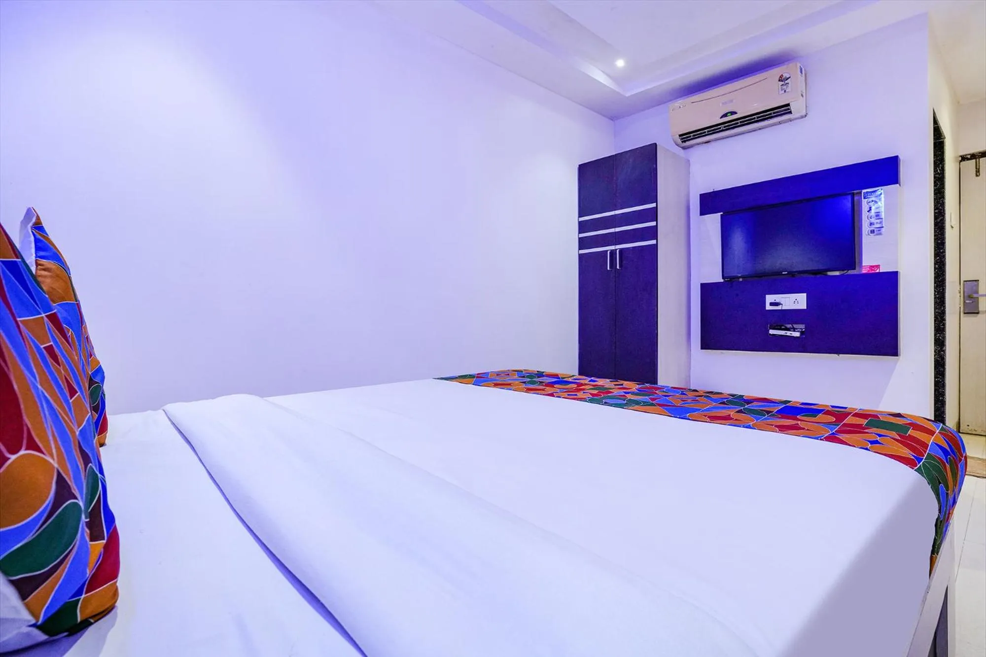 TV and multimedia, Bed in FabExpress Embassy Suites - Nr BKC