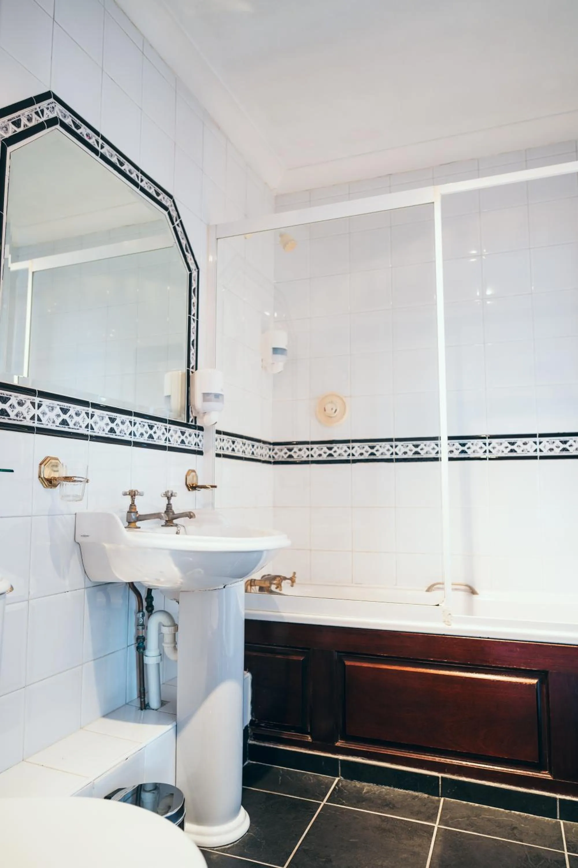 Toilet in Russell Court Hotel