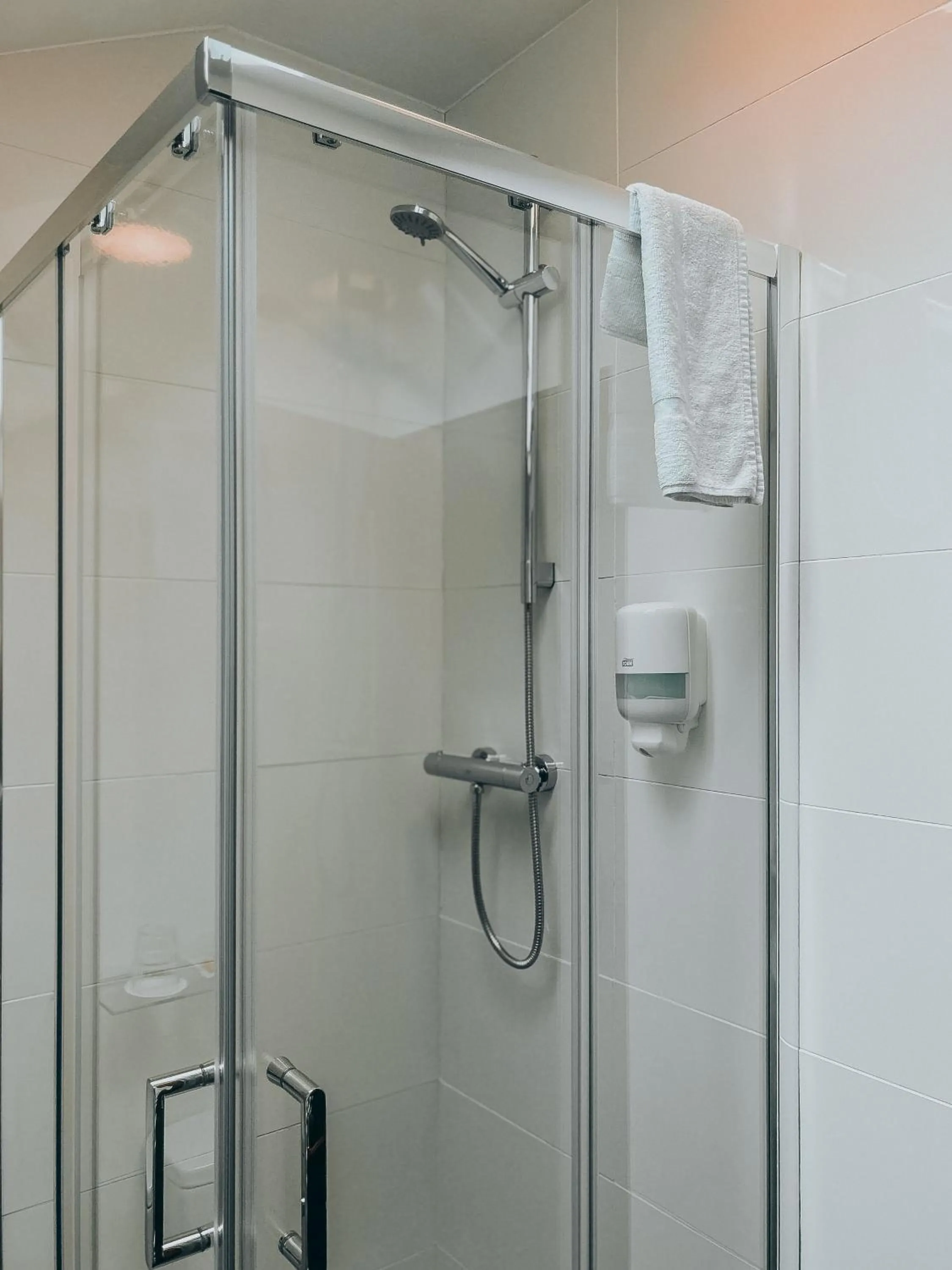 Shower in Russell Court Hotel