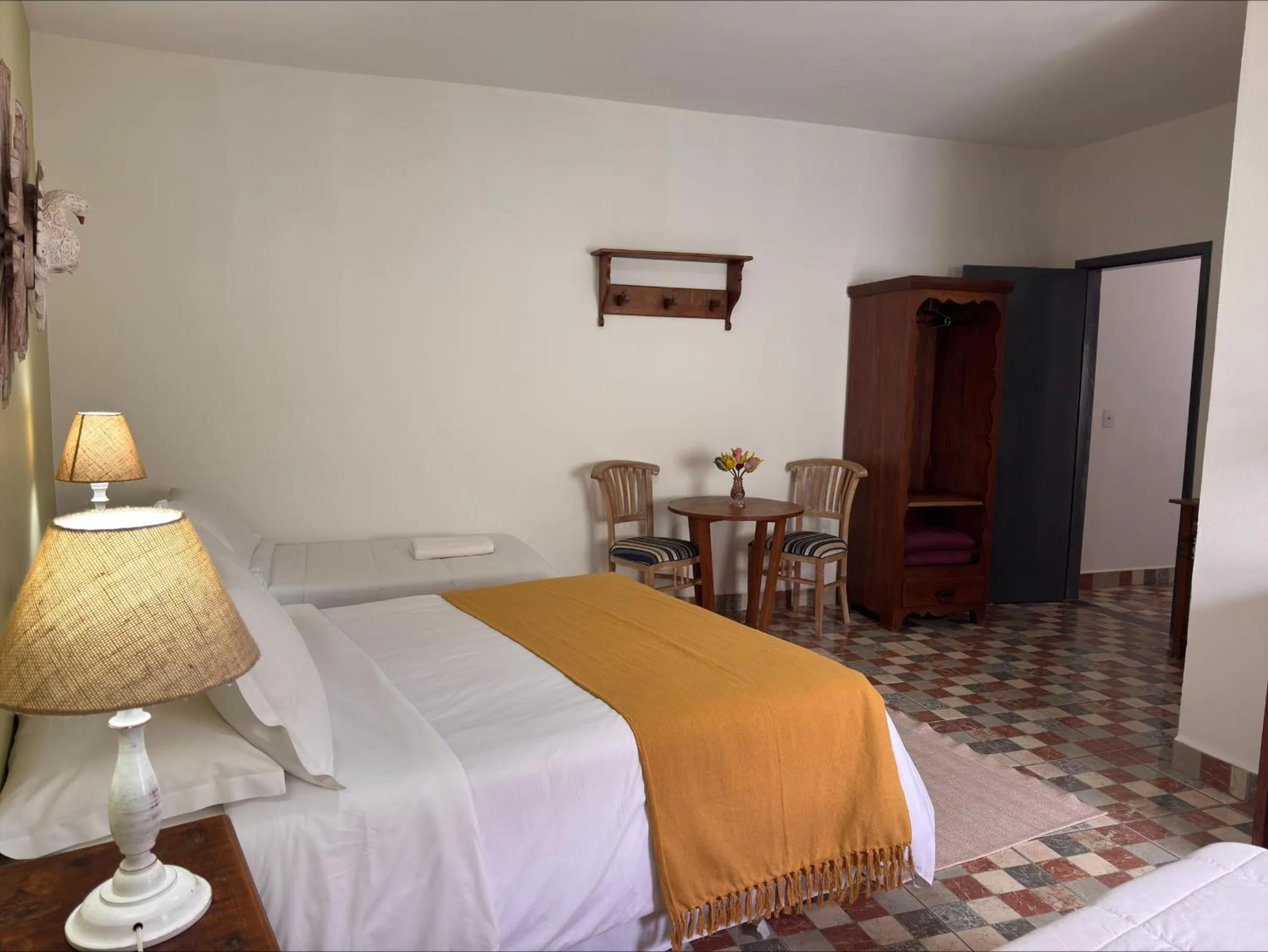 wardrobe, Bed in Pousada Neuza Barbosa