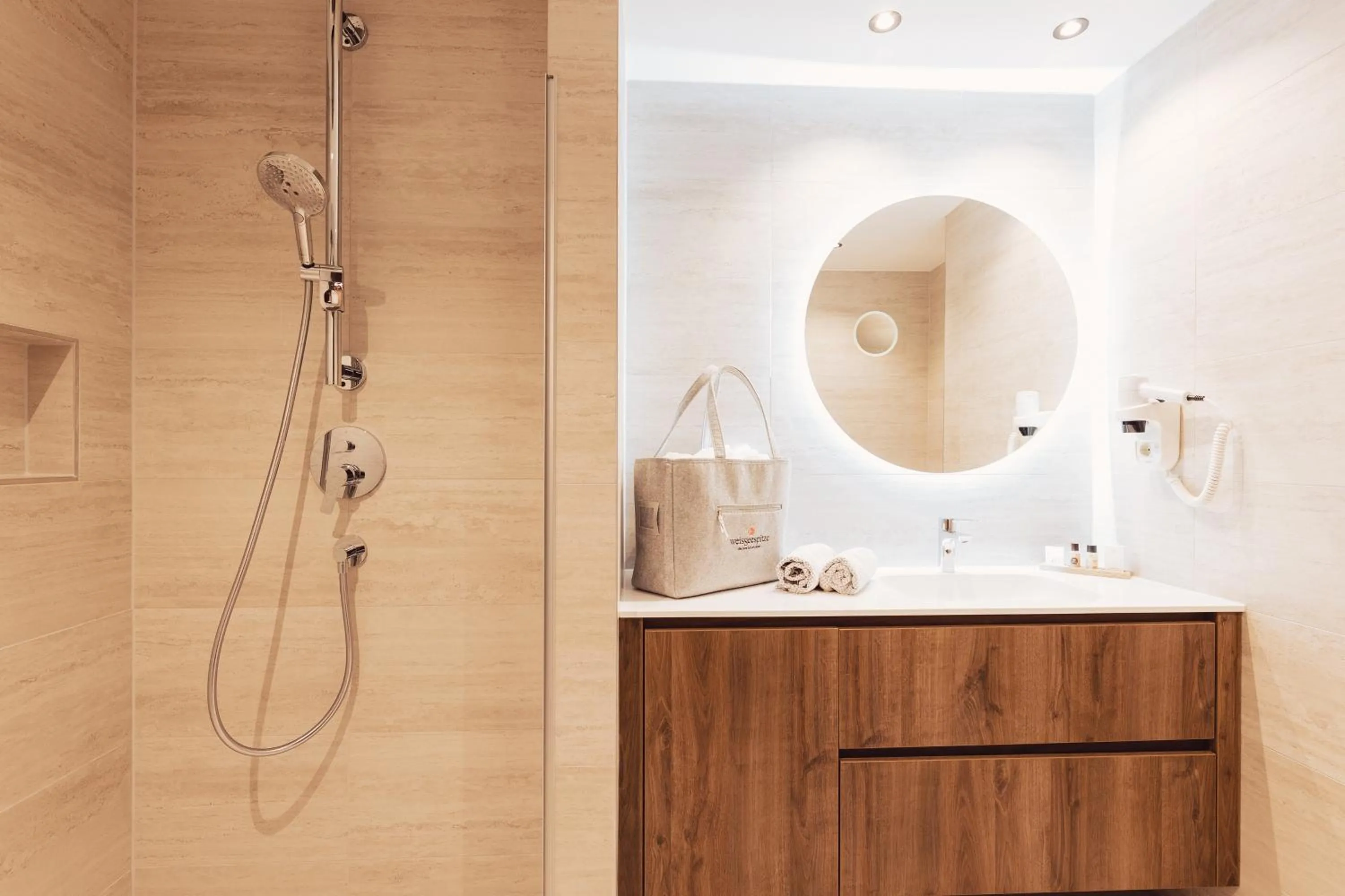 Shower in Hotel Weisseespitze