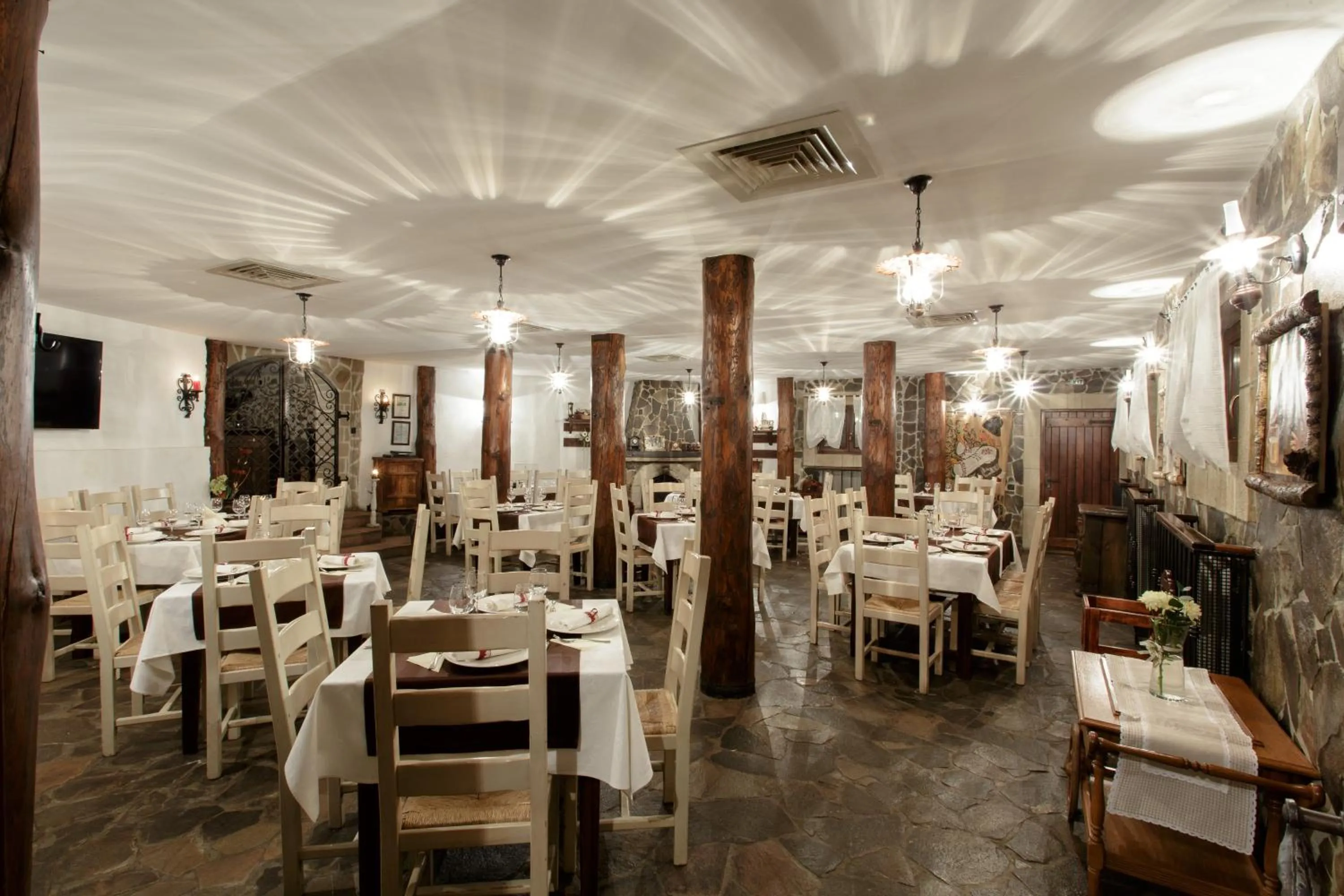 Restaurant/places to eat in Hotel Helen