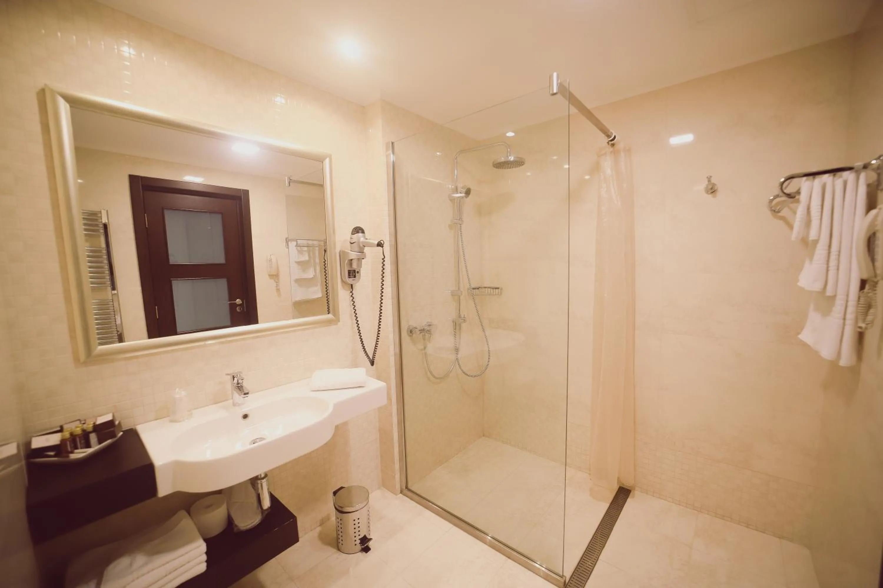 Shower in Hotel Helen