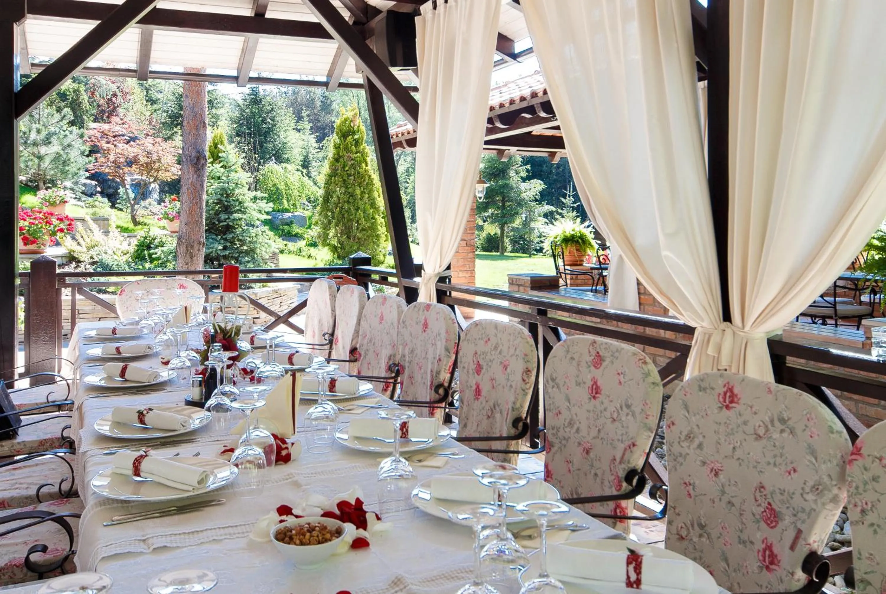 Restaurant/places to eat in Hotel Helen