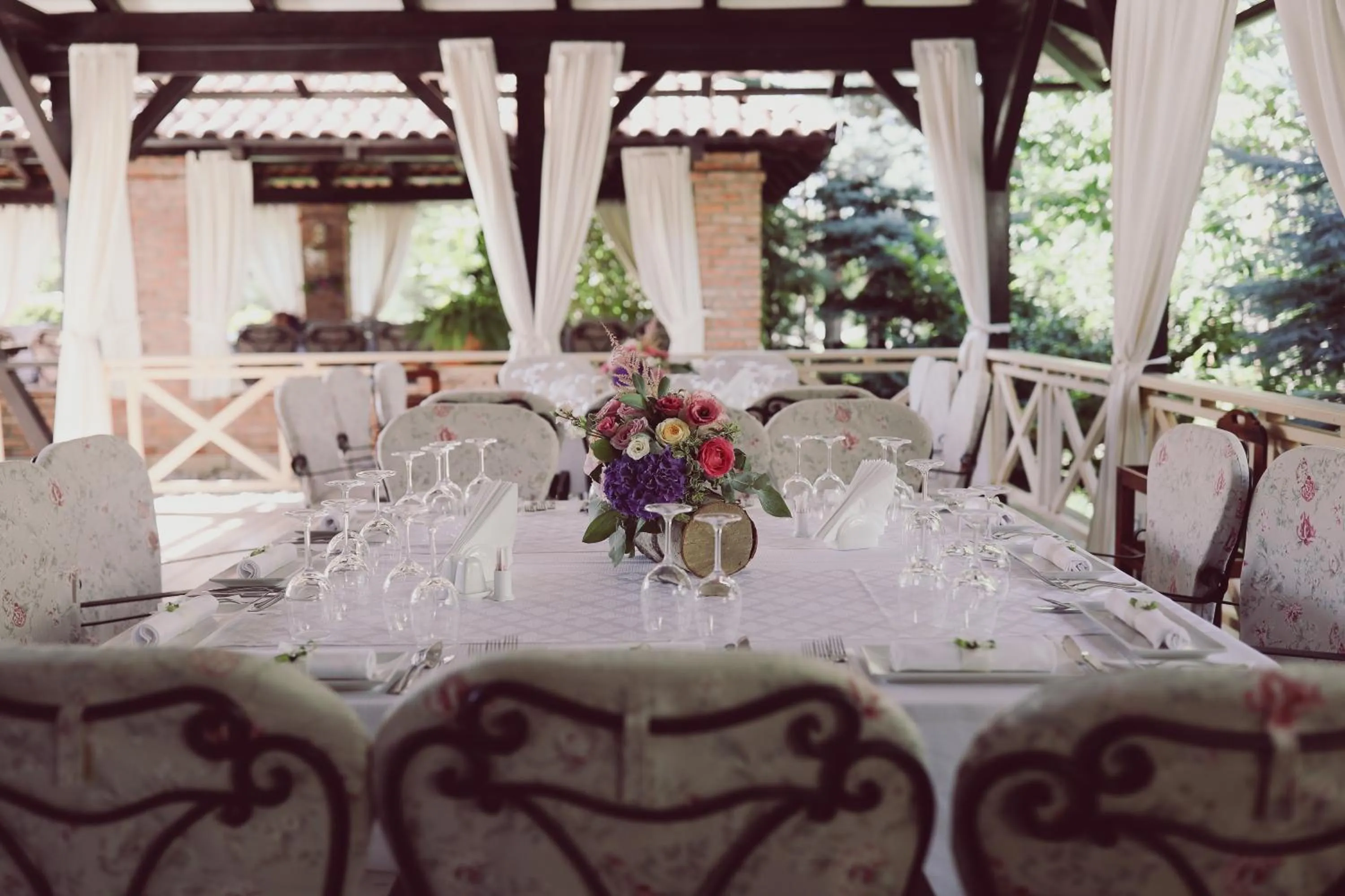 Restaurant/places to eat in Hotel Helen