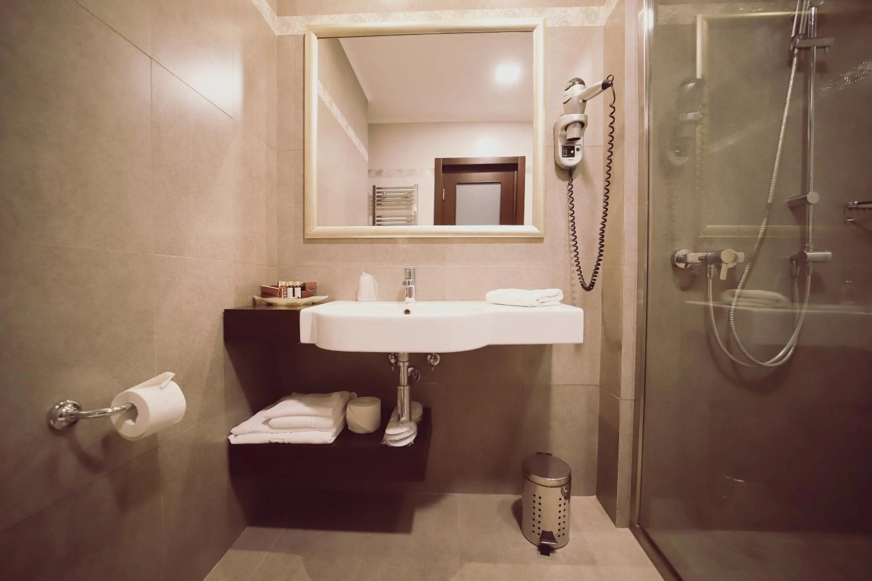 Shower in Hotel Helen