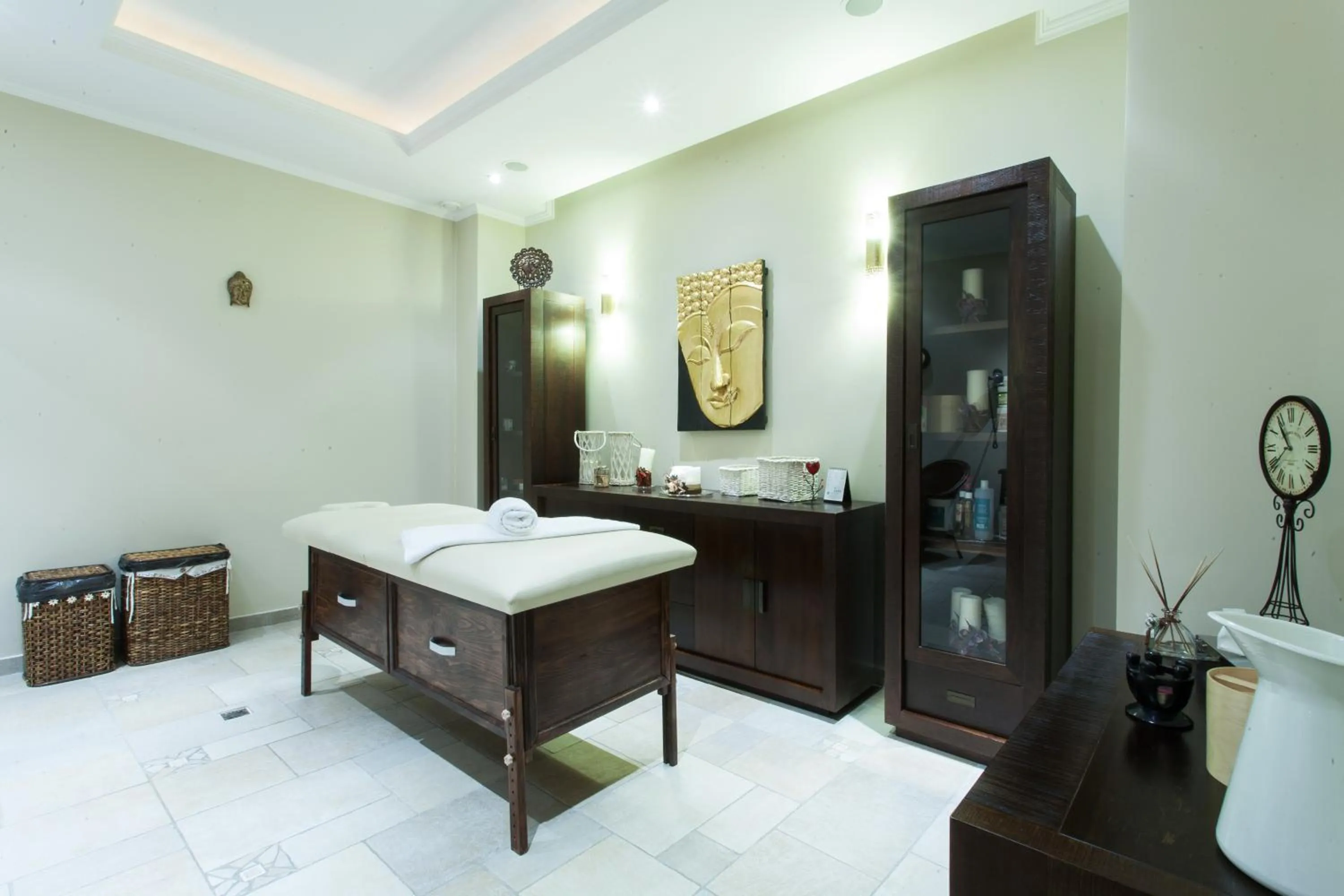 Massage, Bed in Hotel Helen