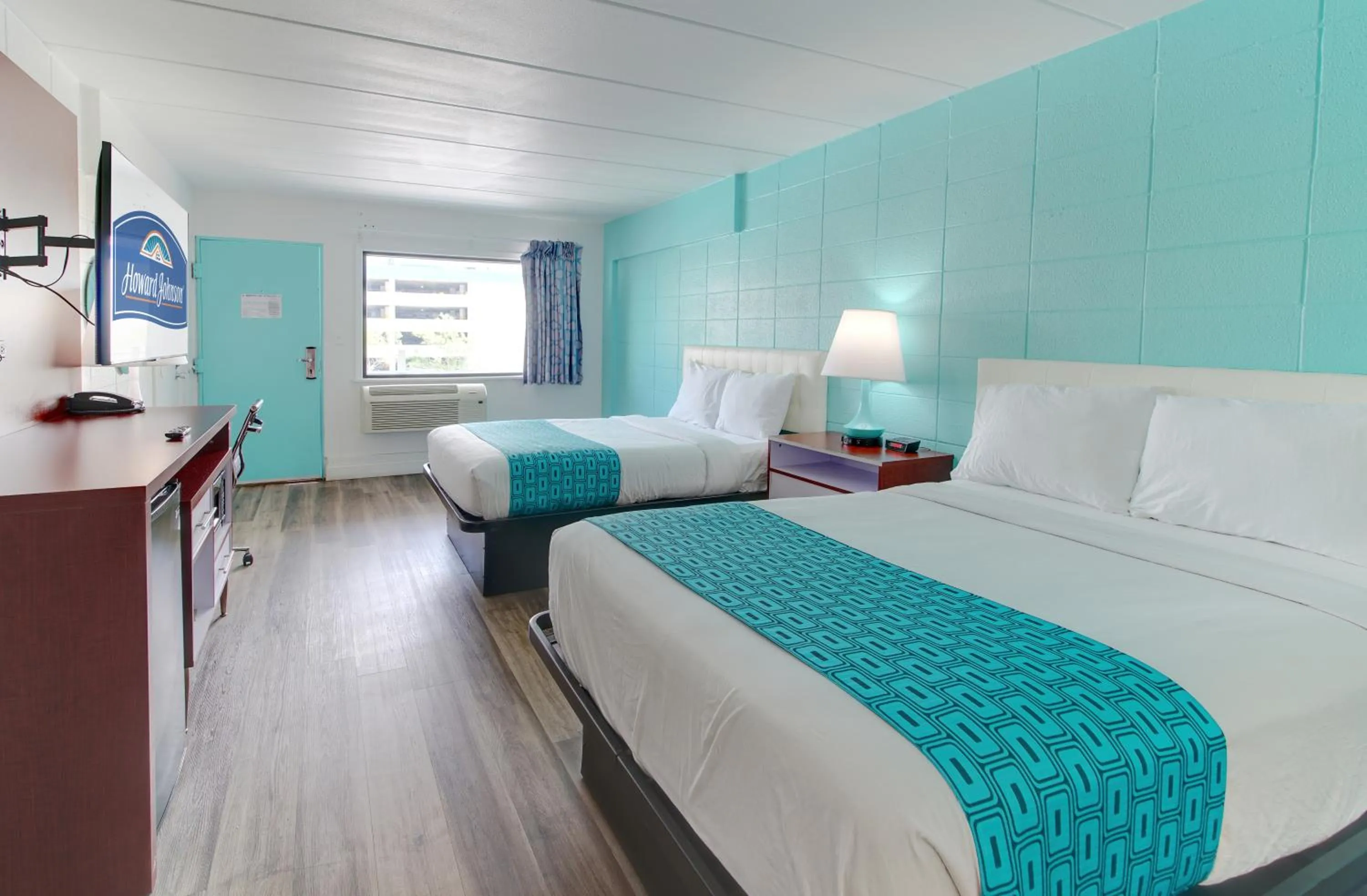 Photo of the whole room, Bed in Howard Johnson by Wyndham Virginia Beach At The Beach