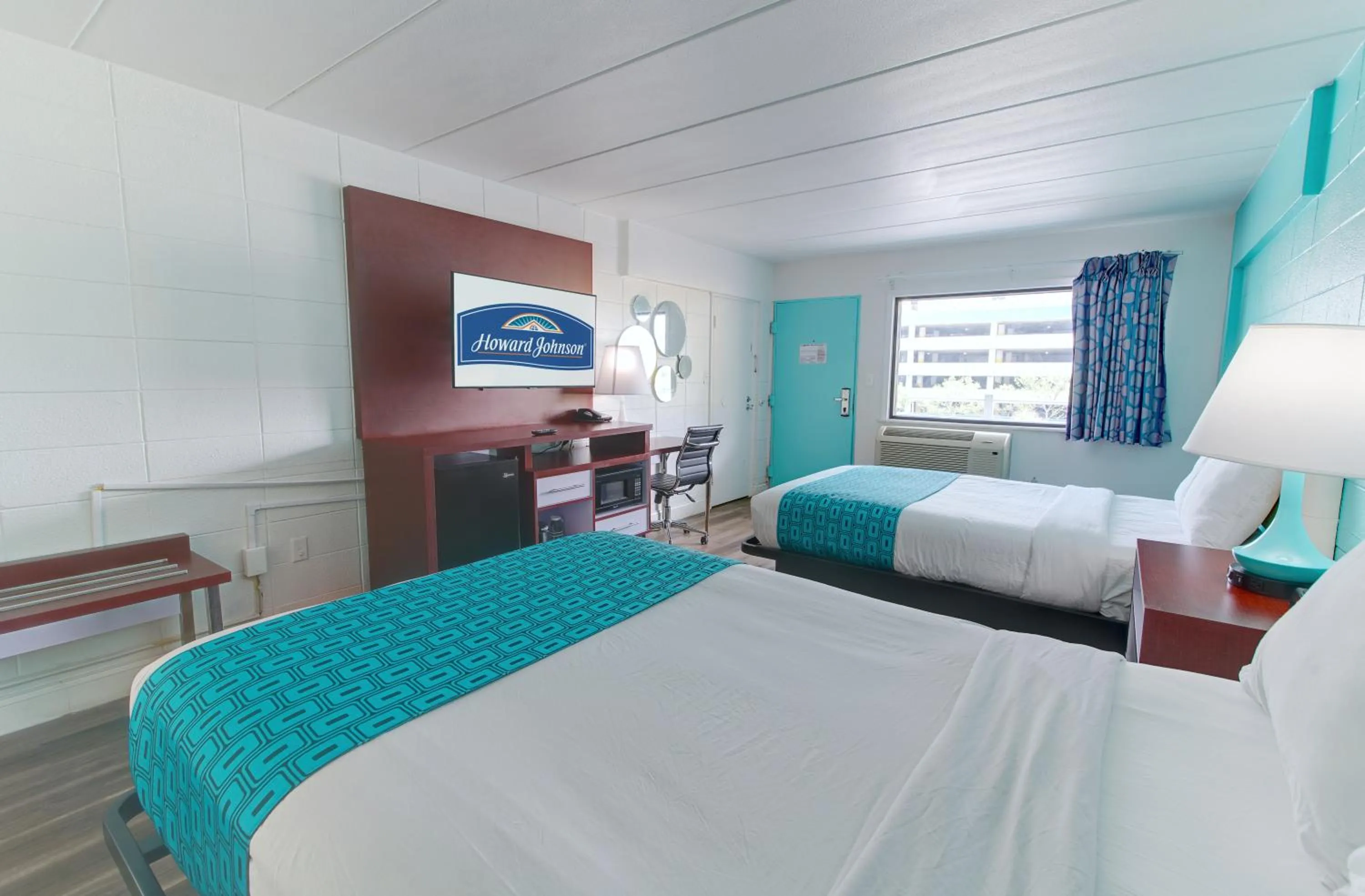 Photo of the whole room, Bed in Howard Johnson by Wyndham Virginia Beach At The Beach