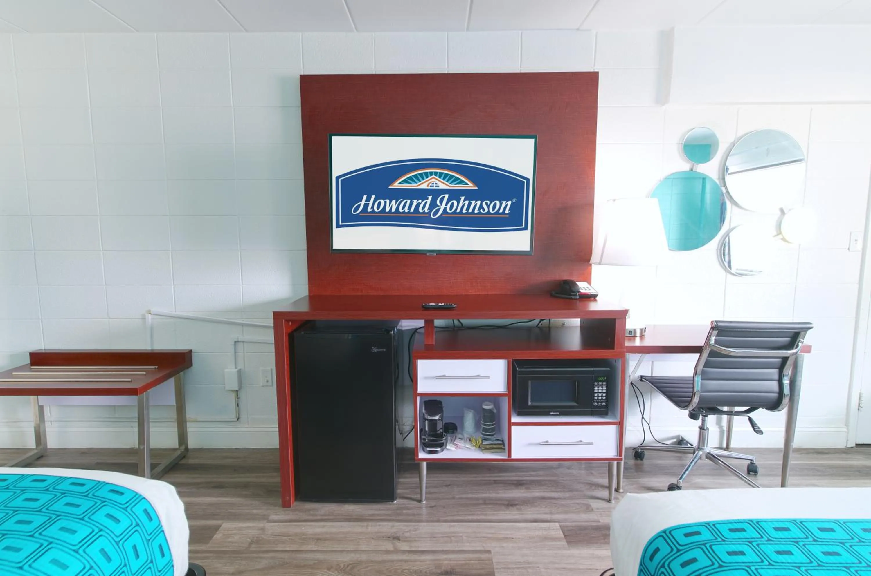 TV and multimedia in Howard Johnson by Wyndham Virginia Beach At The Beach