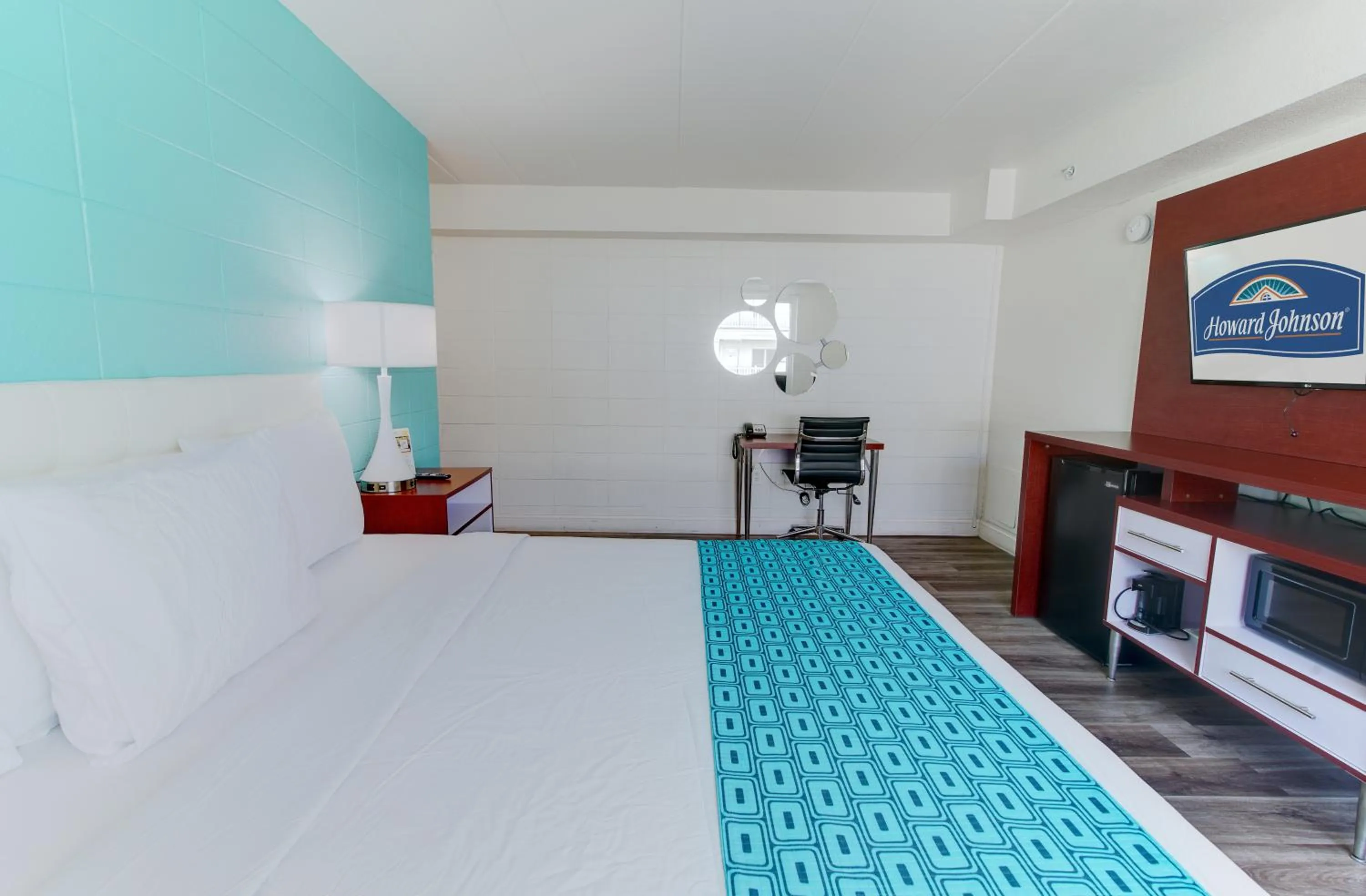 Bed in Howard Johnson by Wyndham Virginia Beach At The Beach