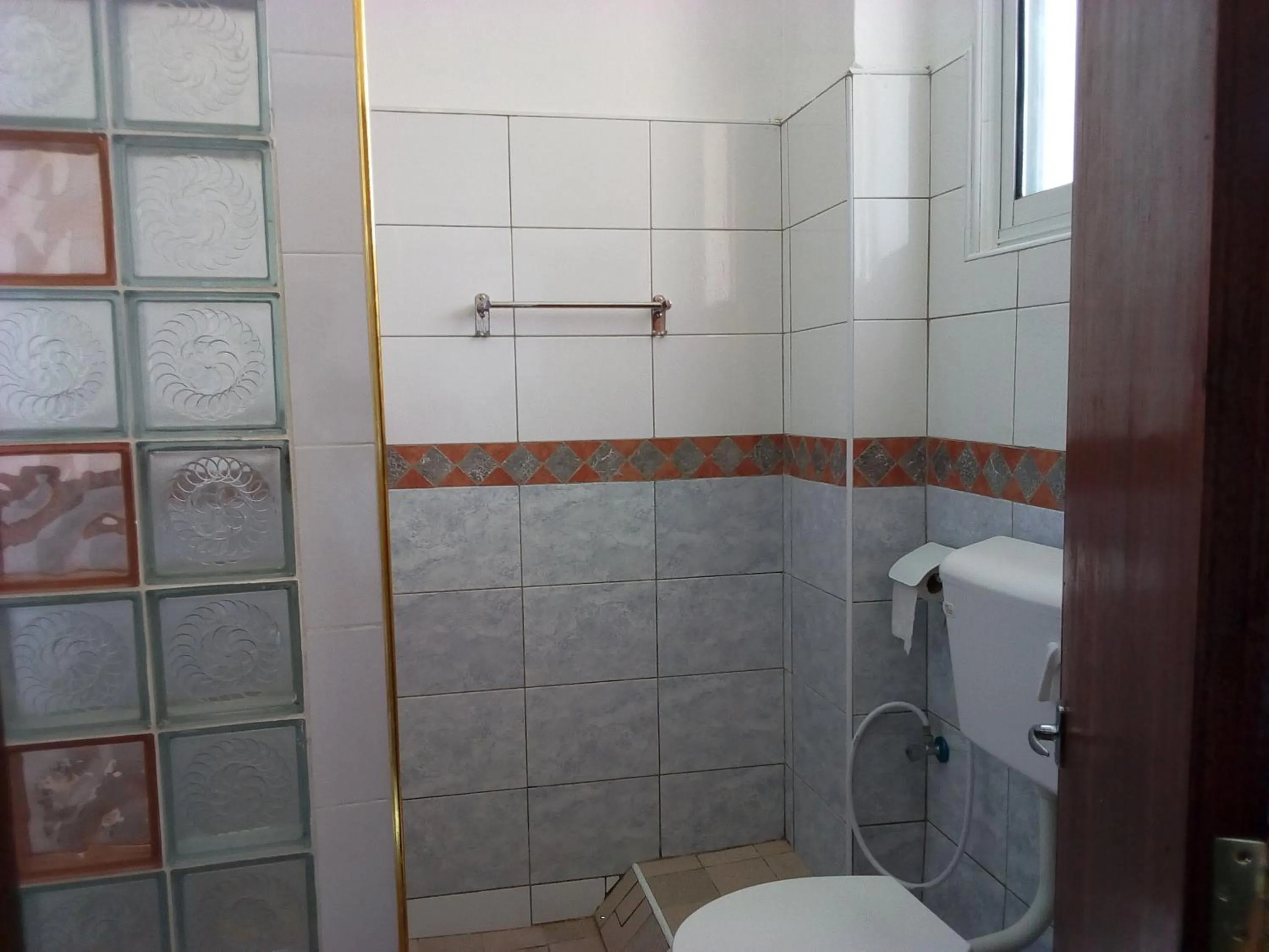 Shower in Premier Guest Residence Hotel